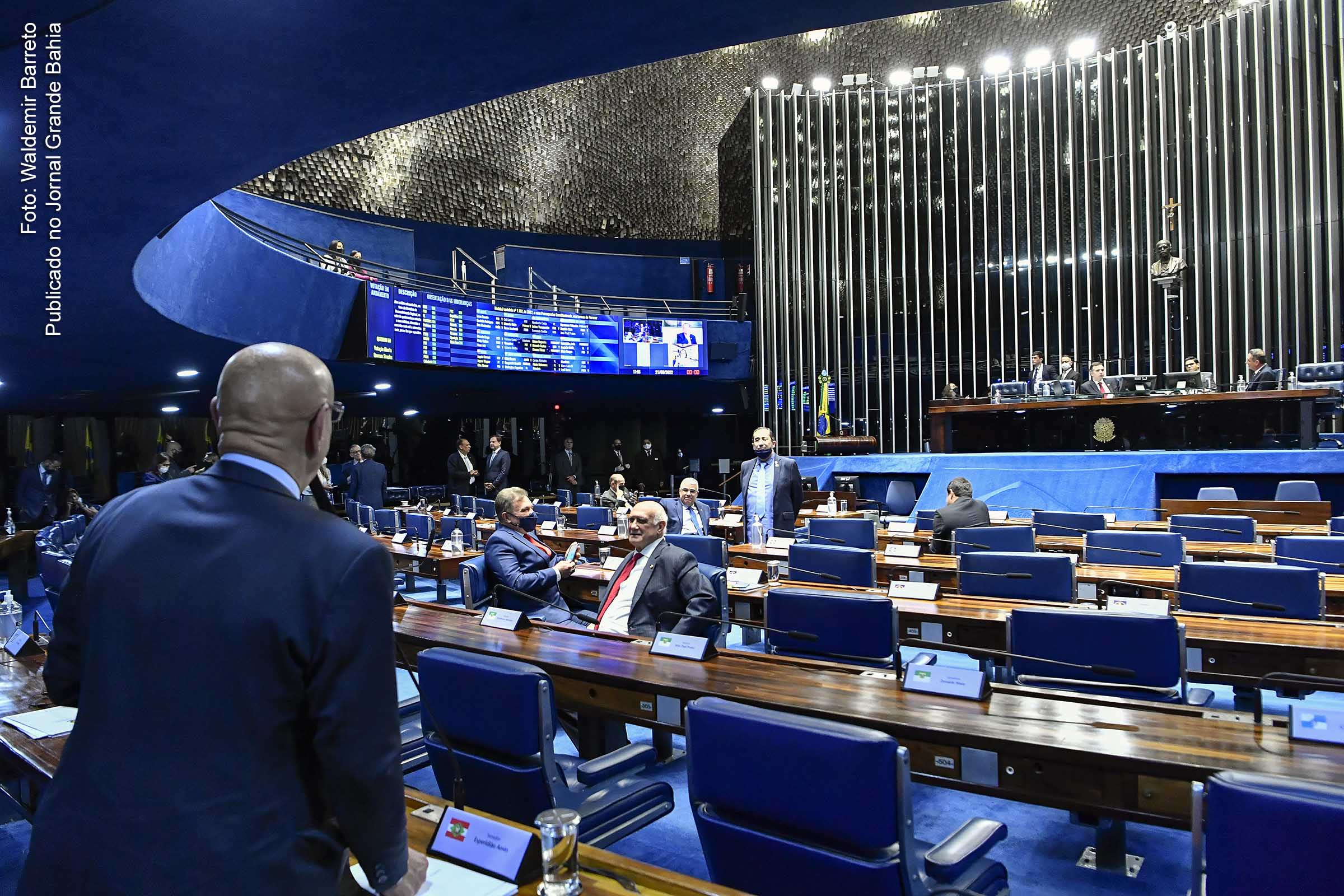 Senado aprova emissoras de rádio e TV cederem toda a programação