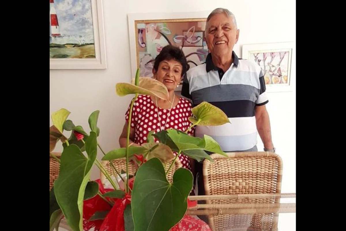 O jogador do Fluminense de Feira com grande performance no passado Val, comemorando bodas conjugais com a professora Maria Zélia Martins.