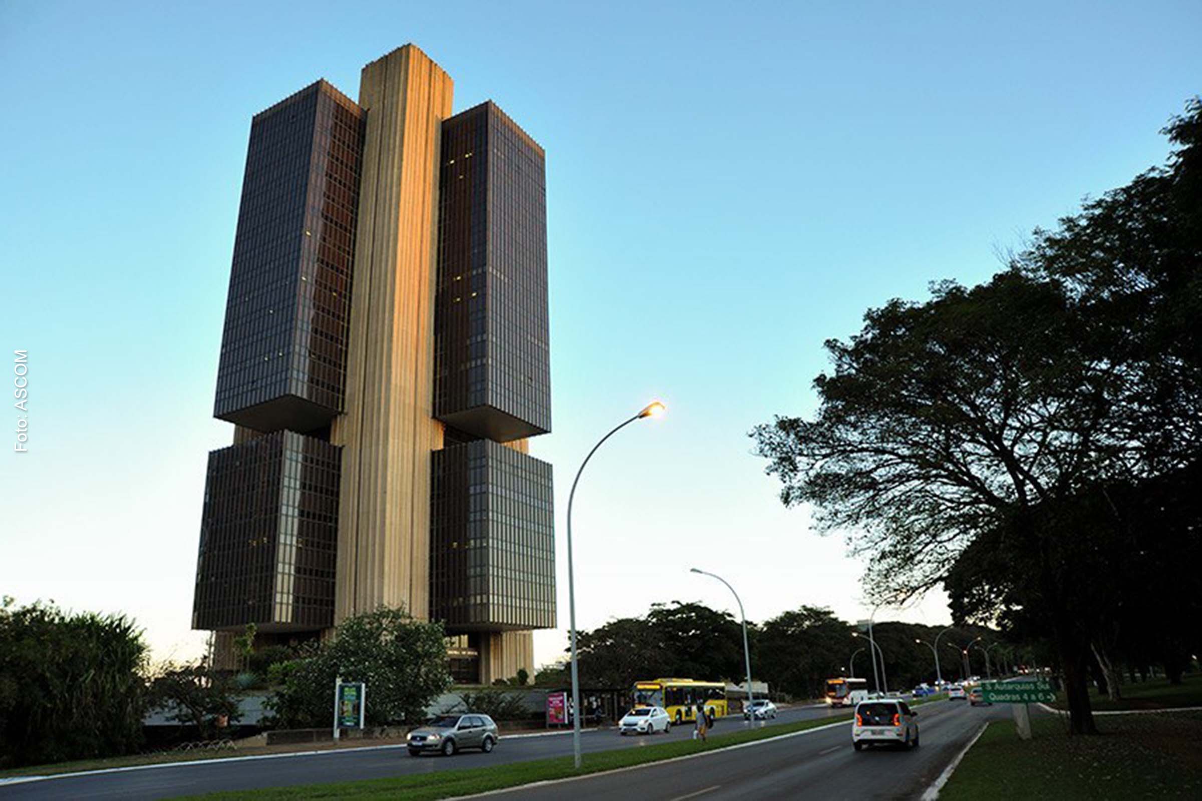 O Banco Central autoriza, regula e fiscaliza a atuação das instituições financeiras no país.