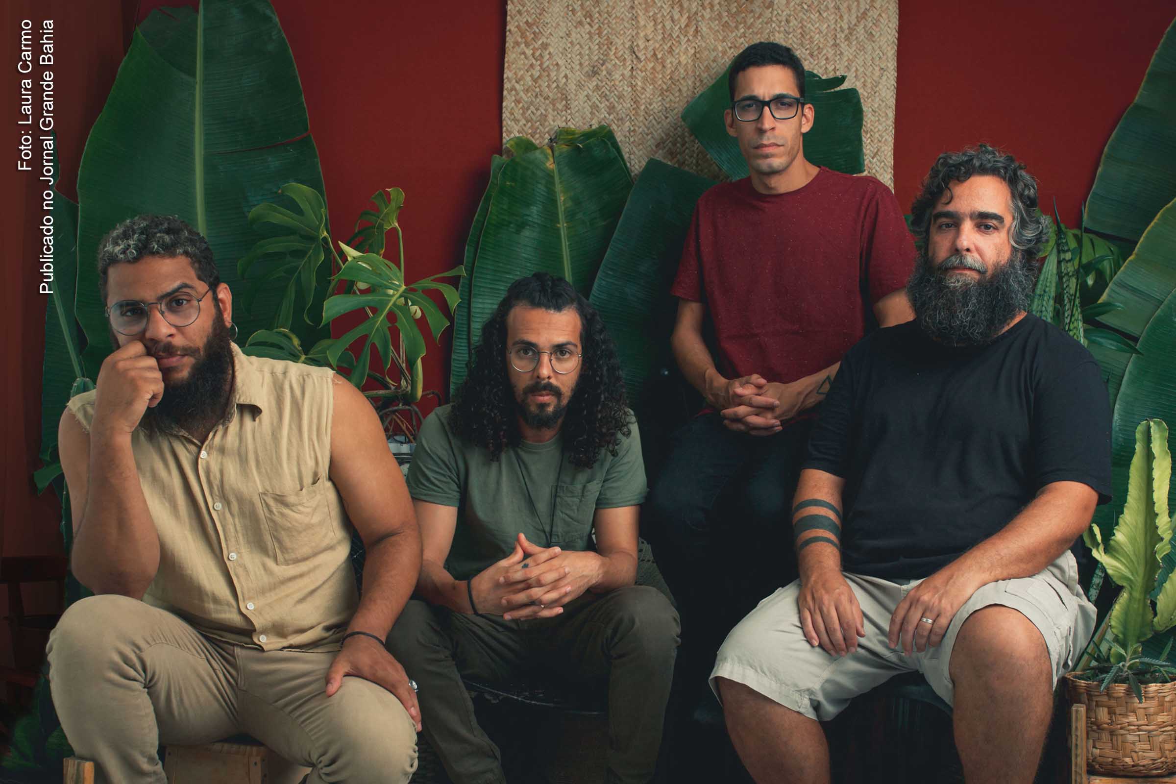 Banda Celeste é formada pela união dos músicos baianos Ivan Souza (baixo e synths), Marcus Rossini (bateria e efeitos de percussão) e Sergio Magno (guitarra e programações) e do carioca Rodrigo Barba (bateria e efeitos de percussão).