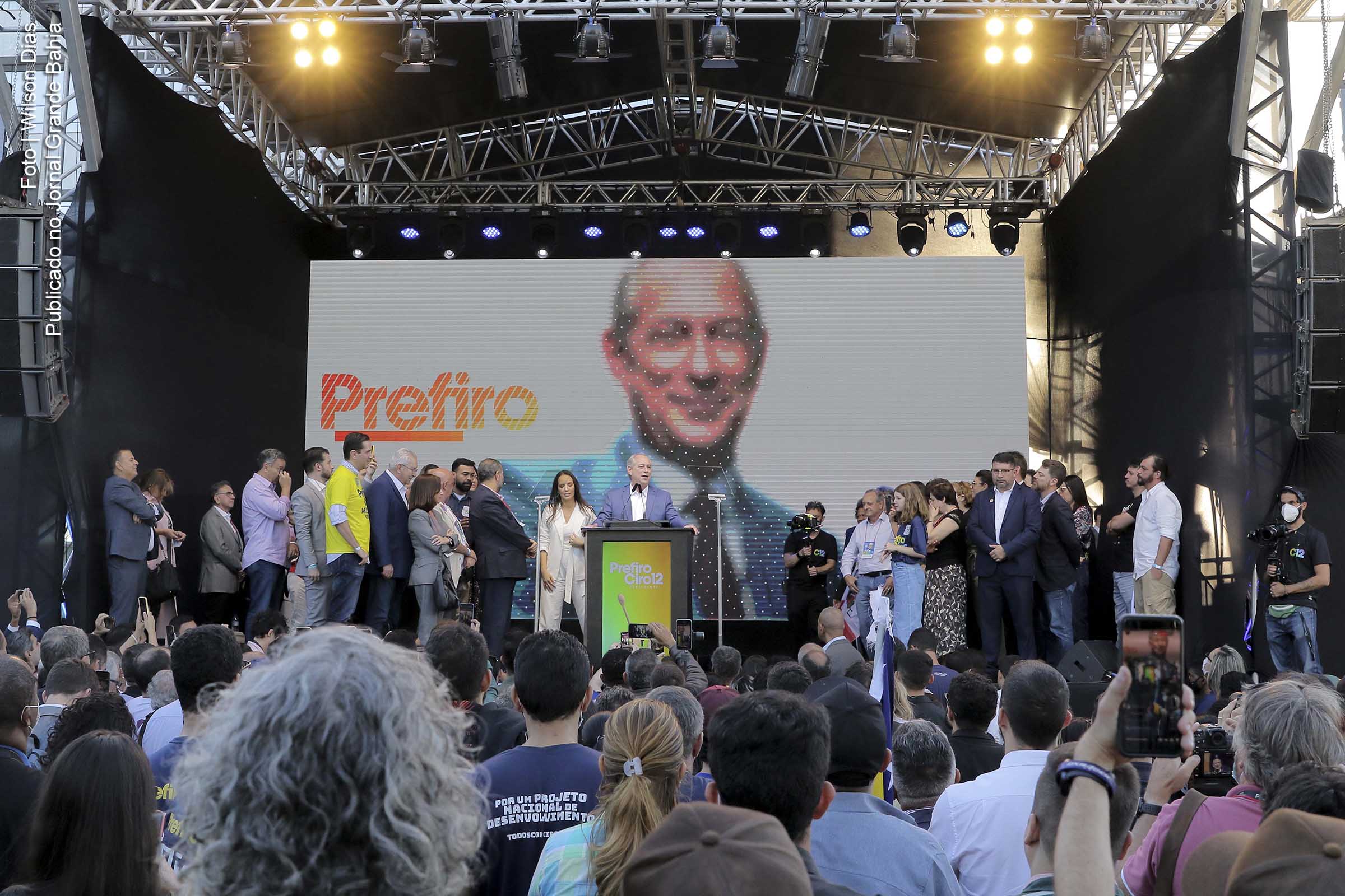 Ciro Gomes tem candidatura à presidência da República pelo PDT confirmada em convenção. Partido ainda não definiu o candidato a vice.