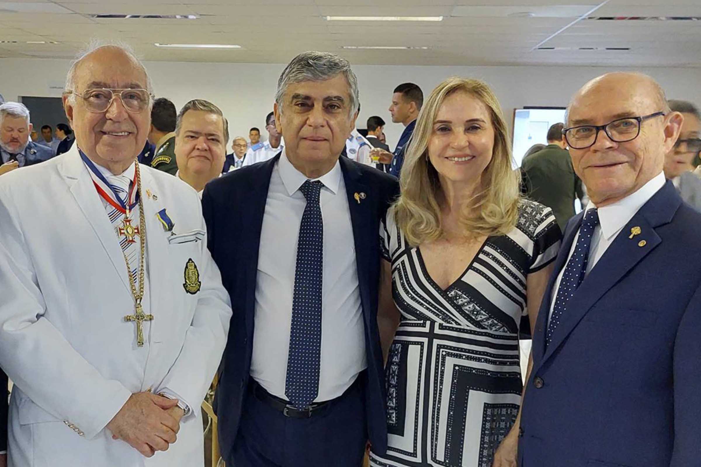 Comendador Nelson José de Carvalho, homenageado com a outorga da Medalha ‘Mérito Santos Dumont’, ao lado de Sergio Emilio Schlang Alves, advogado, professor de Direito do Consumidor e procurador jurídico estadual; e do casal João Augusto Alves Oliveira Pinto, desembargador do TJBA e da esposa Aldérica de Oliveira Pinto.