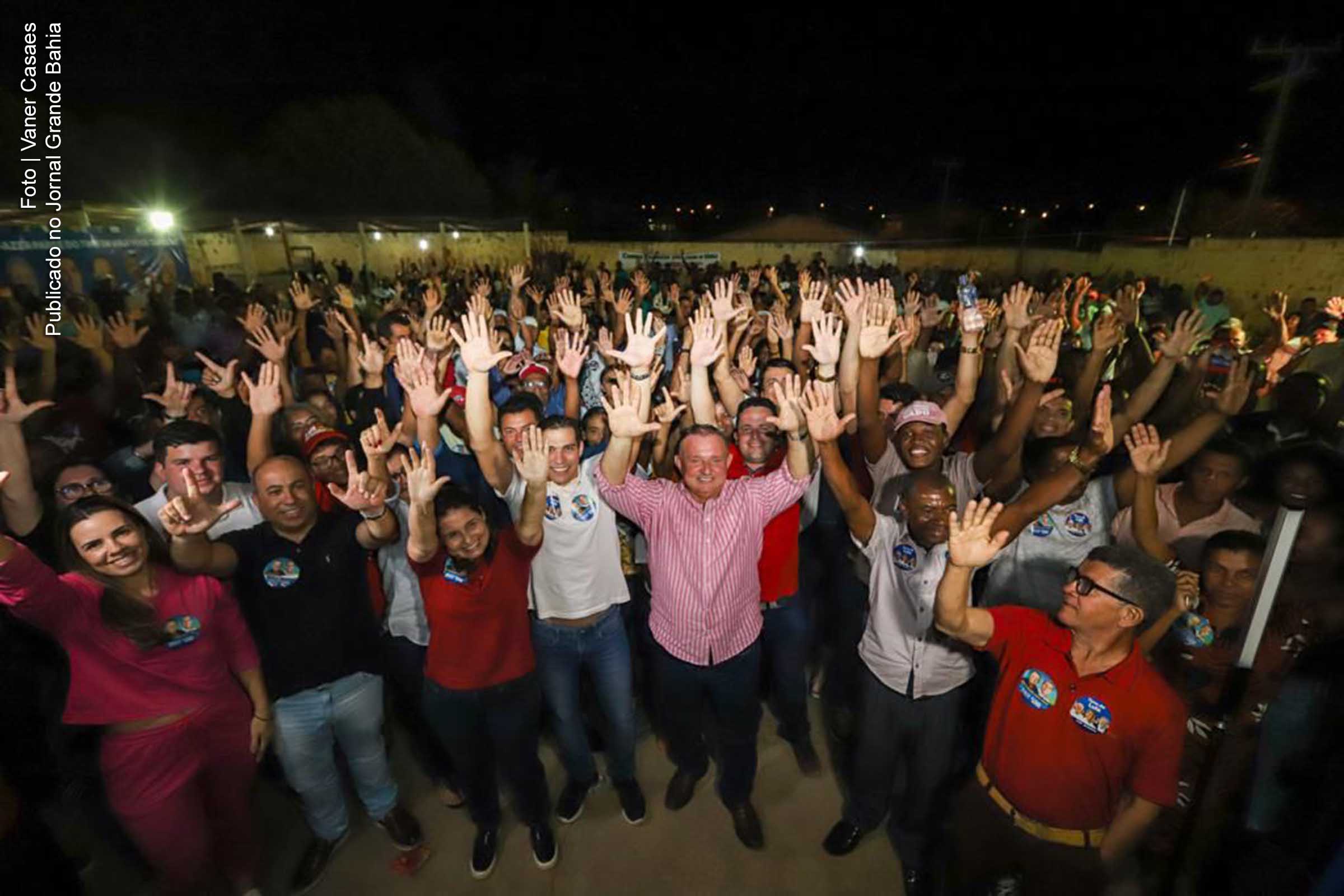 Deputado Adolfo Menezes e eleitores do Distrito de Laje dos Negros, em Campo Formoso.