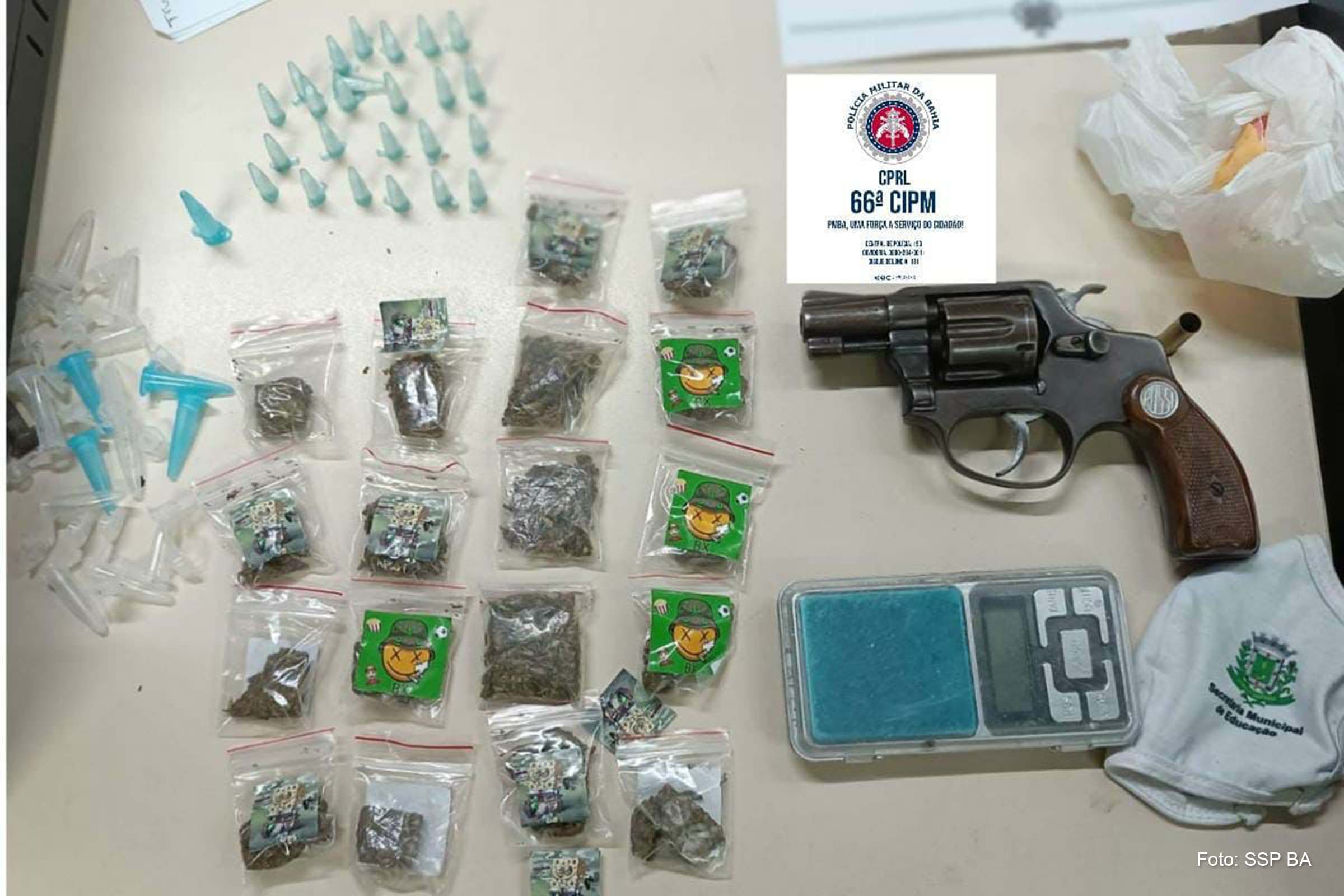 Armas foram encontradas em ações distintas realizadas no final de semana.