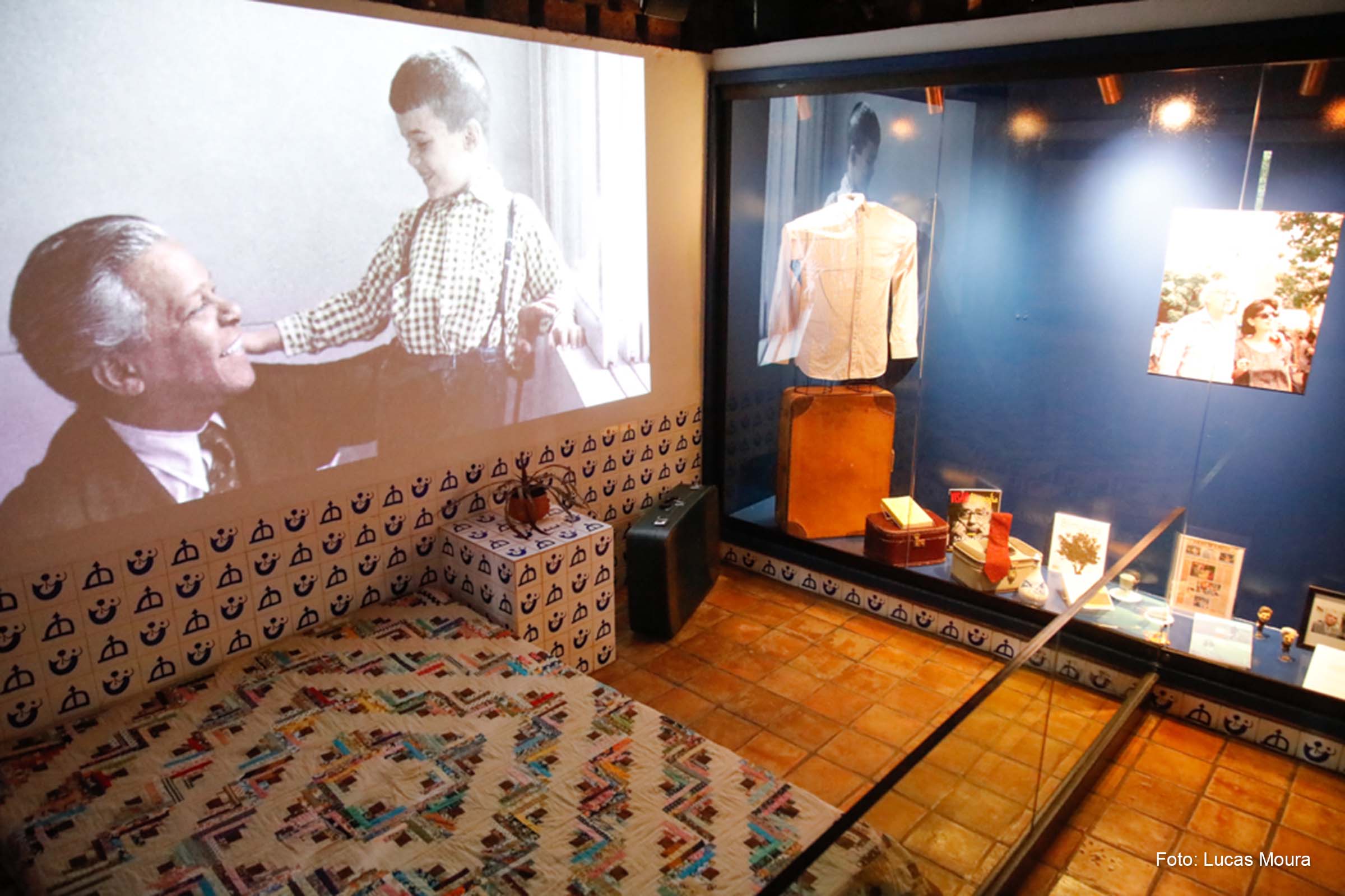 Mostra ficará disponível para o público no ambiente “Quarto dos Amigos “, e conta com elementos como matérias de jornais e livros de Saramago.