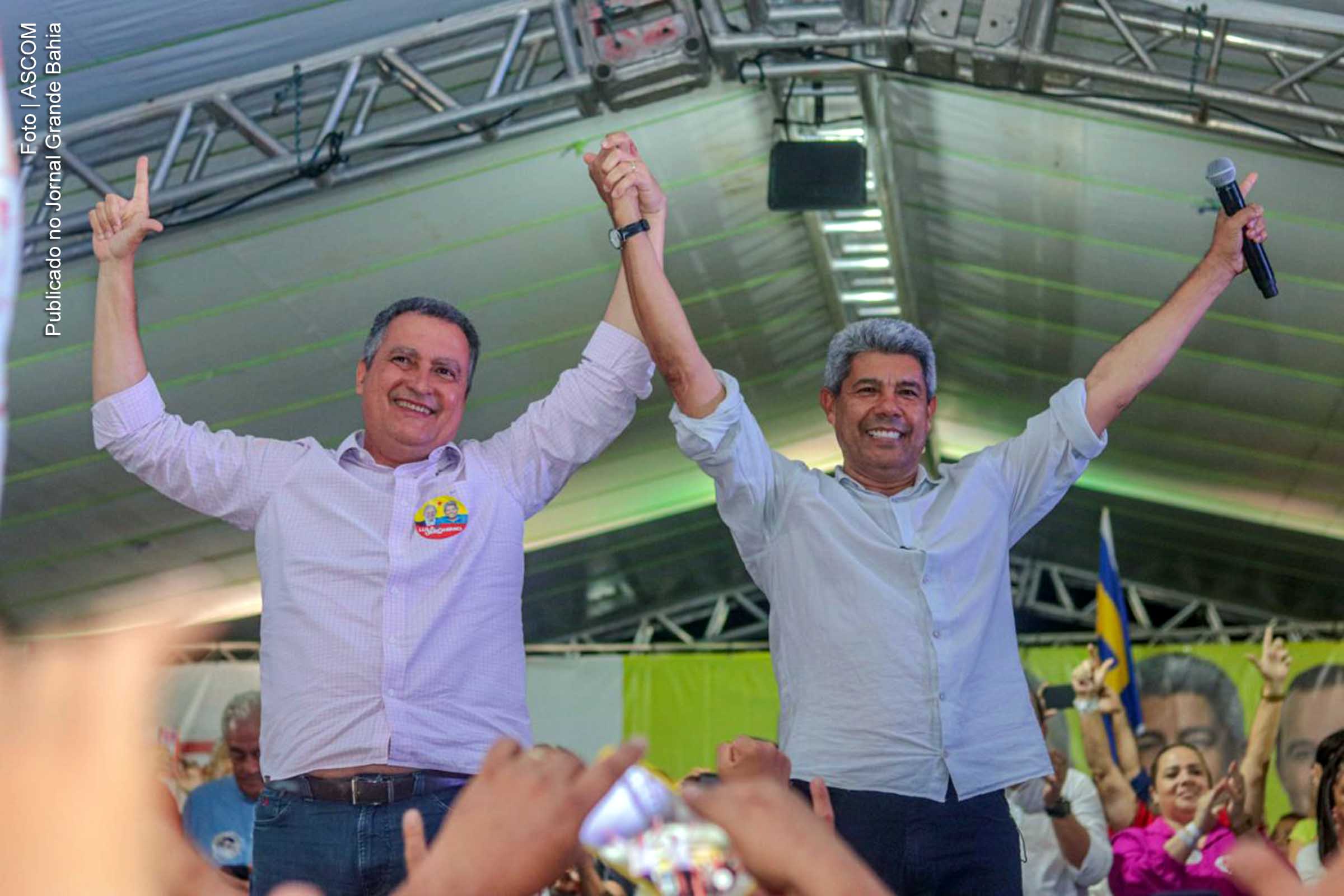 Rui Costa e Jerônimo Rodrigues em Jequié. "Não tem porque votar em Lula e votar nessa turma de Bozo", defende governador.