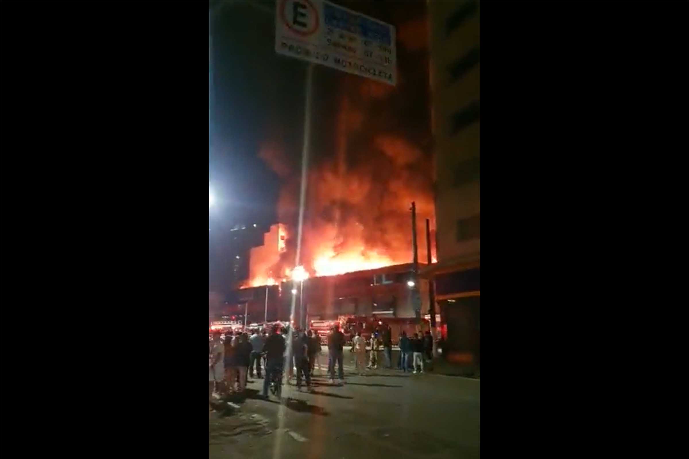 Incêndio de grandes proporções atinge prédios na Rua Barão de Duprat, na região da Rua 25 de Março, no centro de São Paulo,