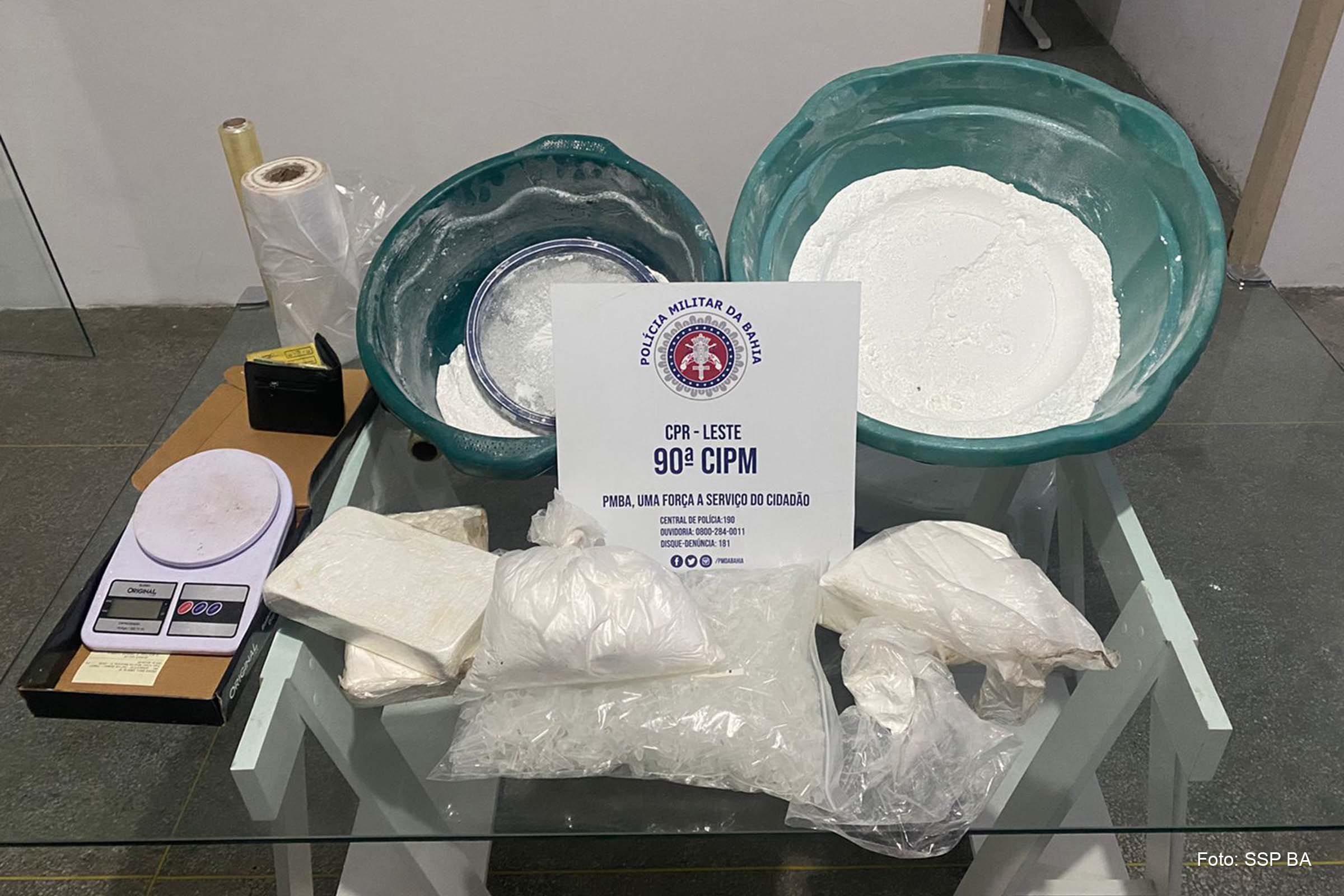 Mais de 100 mil reais em pasta base e itens utilizados na produção do entorpecente foram apreendidos.