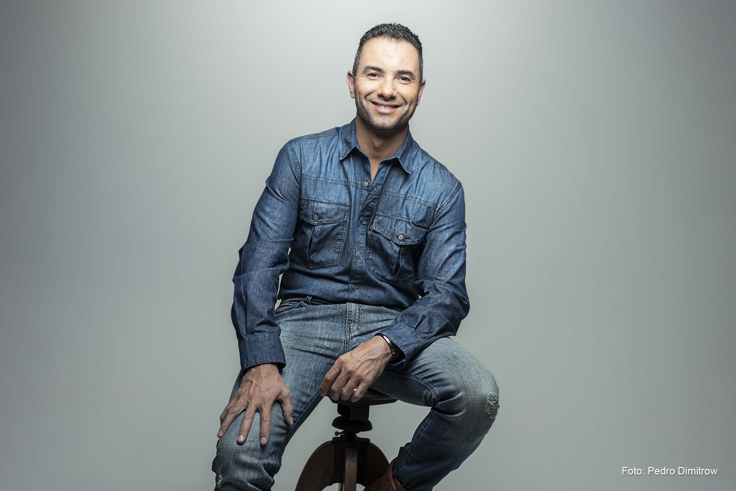A apresentação do humorista Marco Luque conta com os personagens Mustafary e o motoboy Jackson Faive.