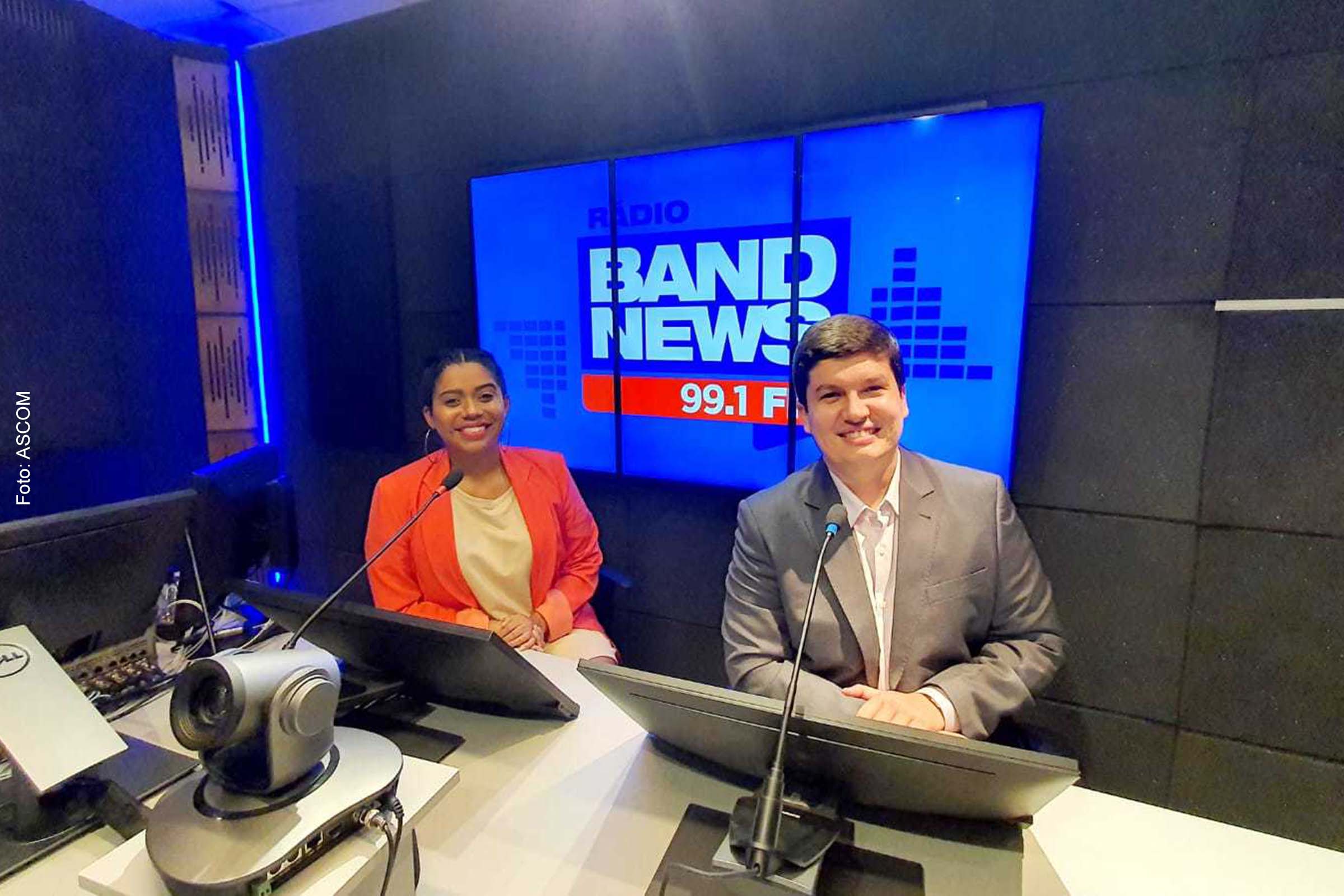 Boa Tarde Bahia, com apresentação de Maria Lorena Alves e Victor Pinto, será exibido diariamente na rádio, na TV e na internet.