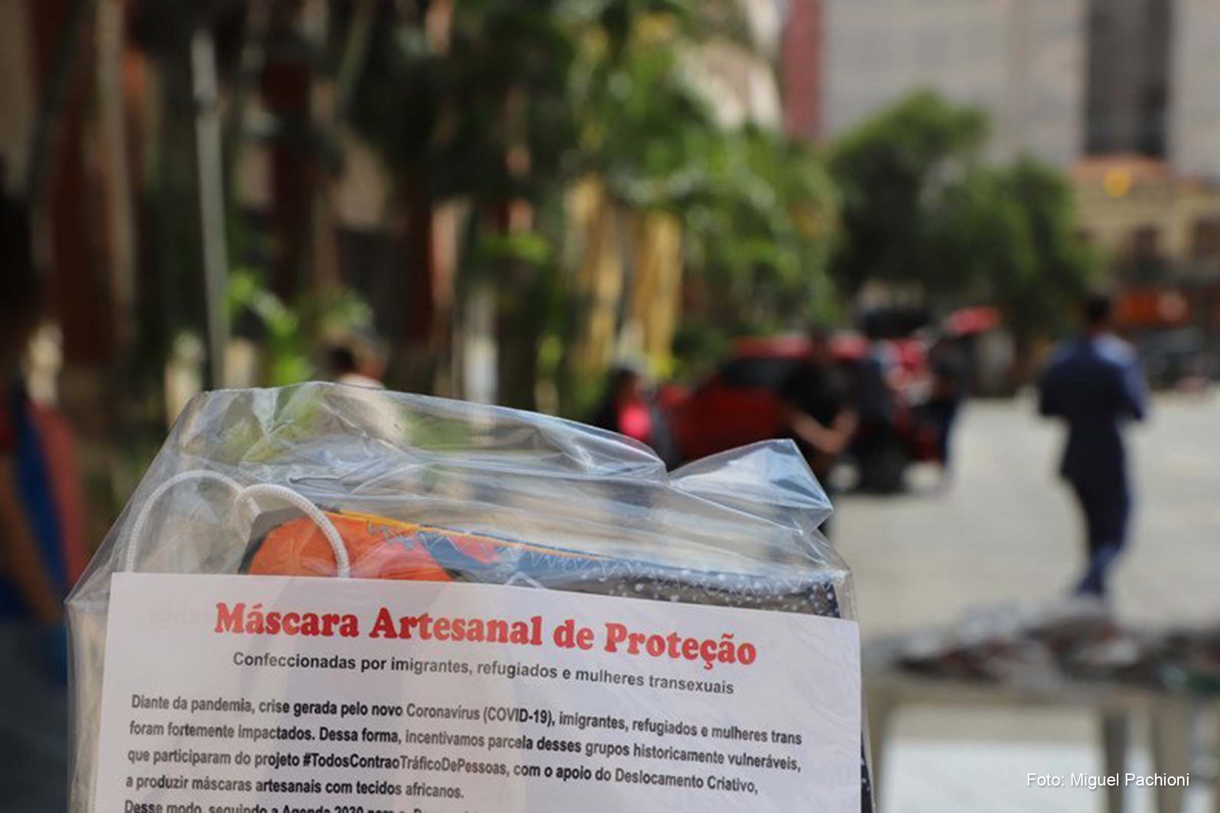 Máscaras foram feitas por refugiados foram distribuídas em abrigos no Brasil para ajudar a combater a pandemia.