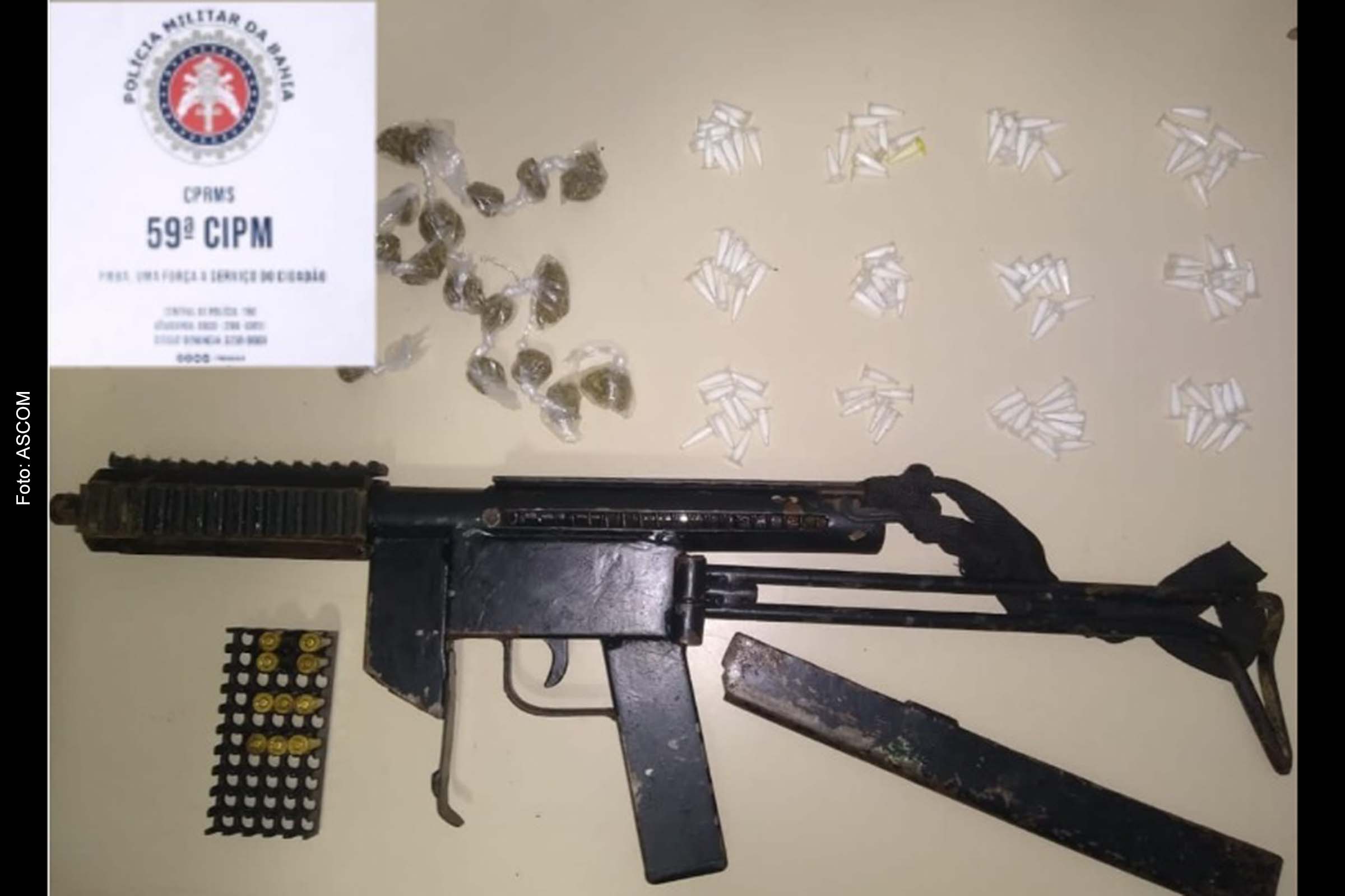 Além da arma, também foram encontrados munições e 116 pinos de cocaína.