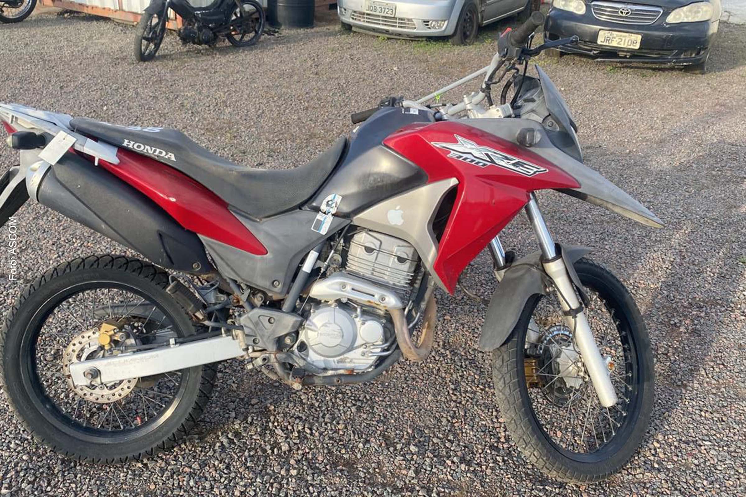 Um dos veículos de maior visibilidade é o Honda/XRE 300, ano 2016, com lance inicial de R$ 2.000,00.