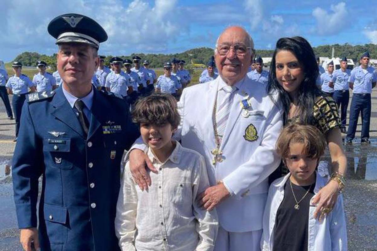 O laureado com a Medalha Santos Dumont, comendador Nelson Jose de Carvalho pelo cel. Marcelo Borges da Base Aérea, com sua filha Analuzia Moscoso e netos.