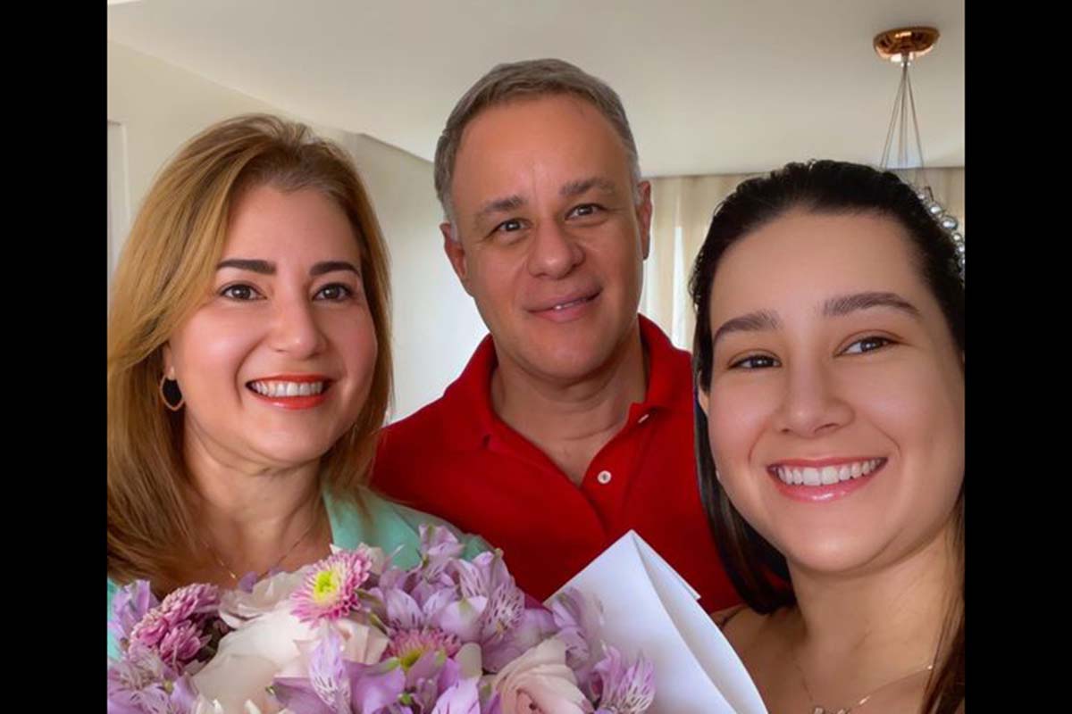 Empresário Alexandre Ottan e sua esposa Cinthia em b-day.