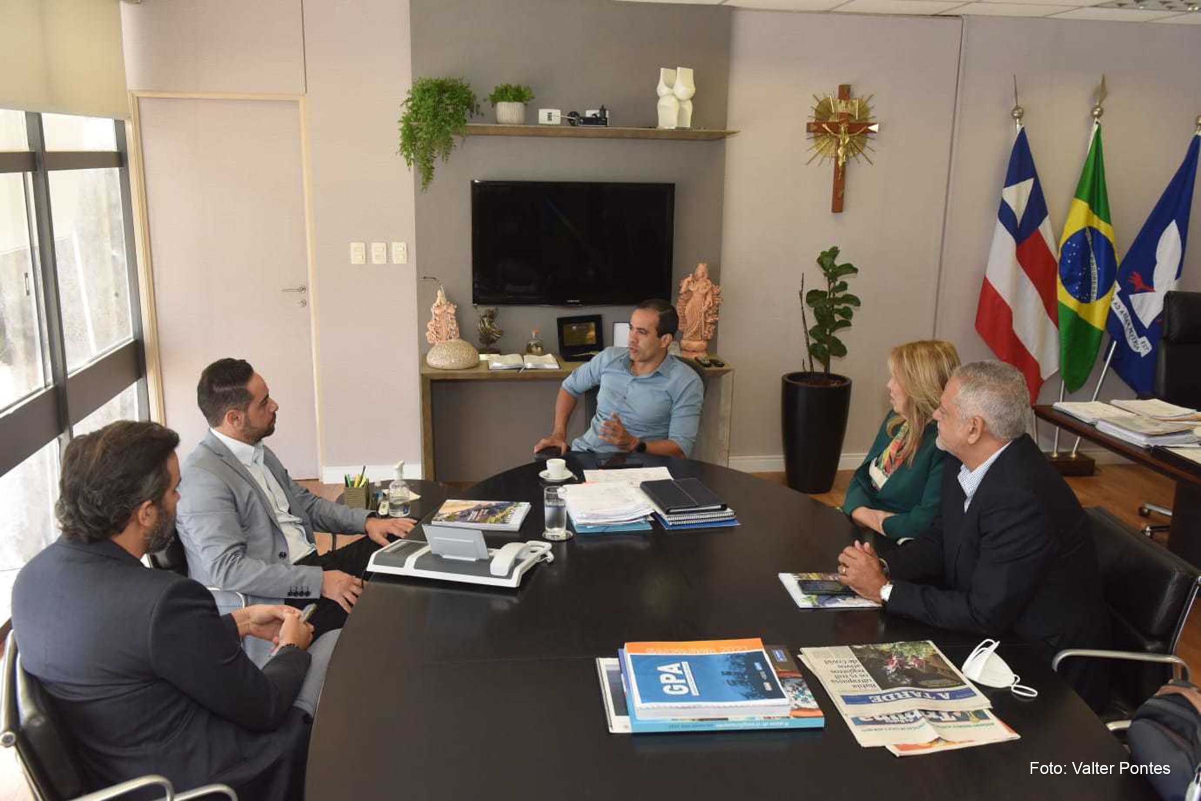 Reunião no Palácio Thomé de Souza, com as presenças do prefeito de Salvador, Bruno Reis, do CEO da IT Media, André Cavalli, e do presidente da SALTUR, Isaac Edington.