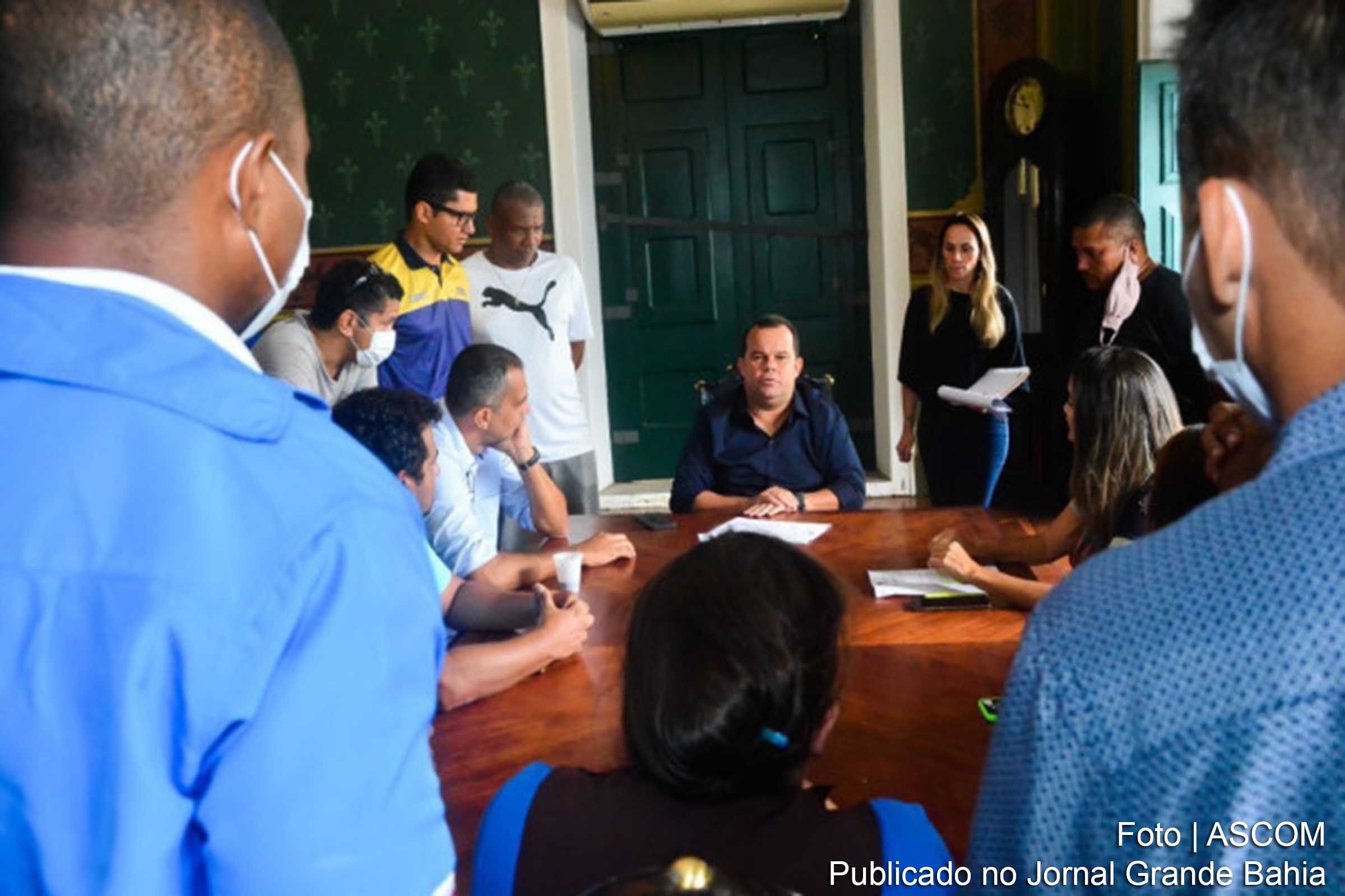 Representantes sindicais de servidores do Município de Salvador pedem pagamento dos avanços dos níveis de carreira.