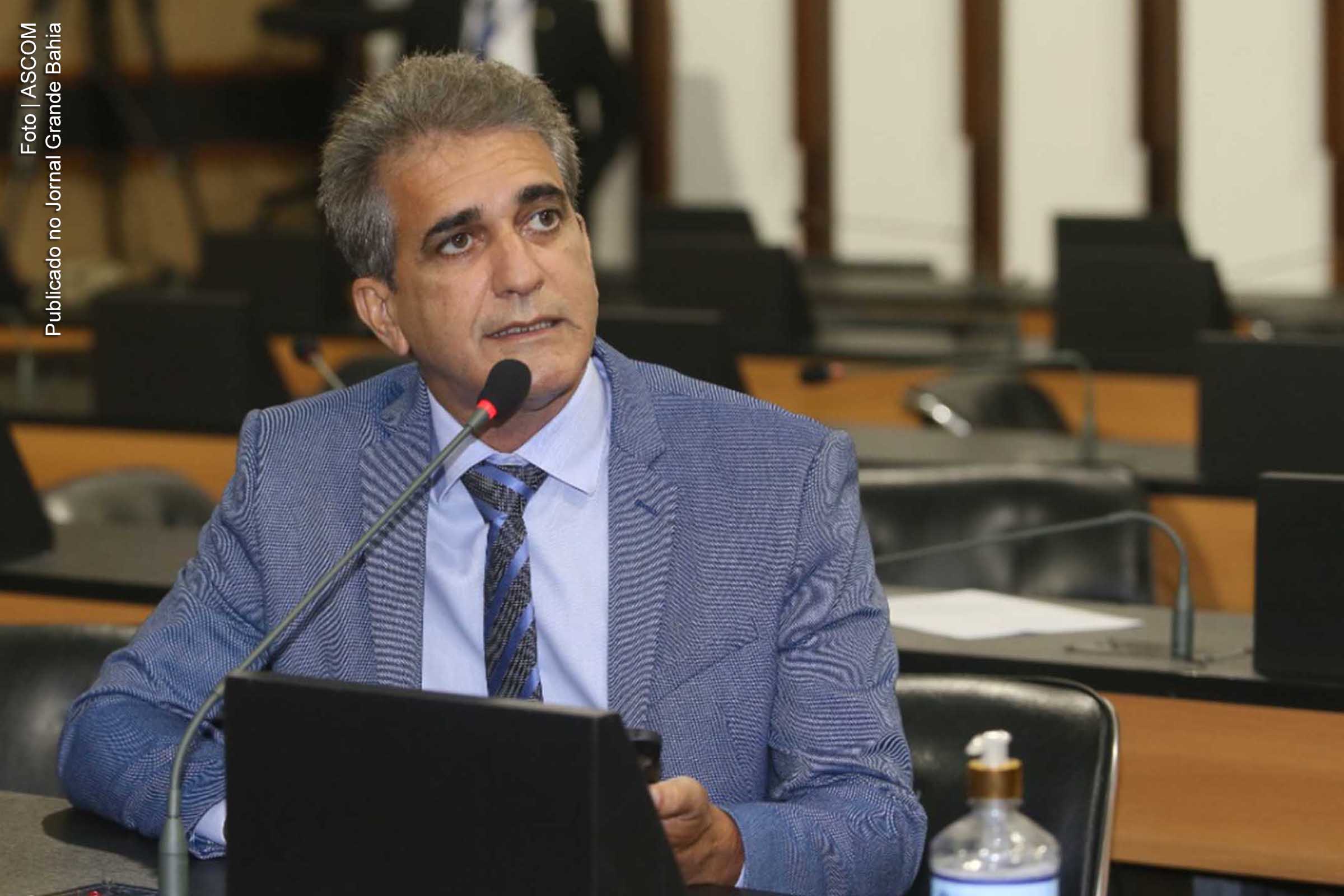 Salvador é a única capital brasileira a não pagar o piso nacional aos agentes de saúde, diz Robinson Almeida.