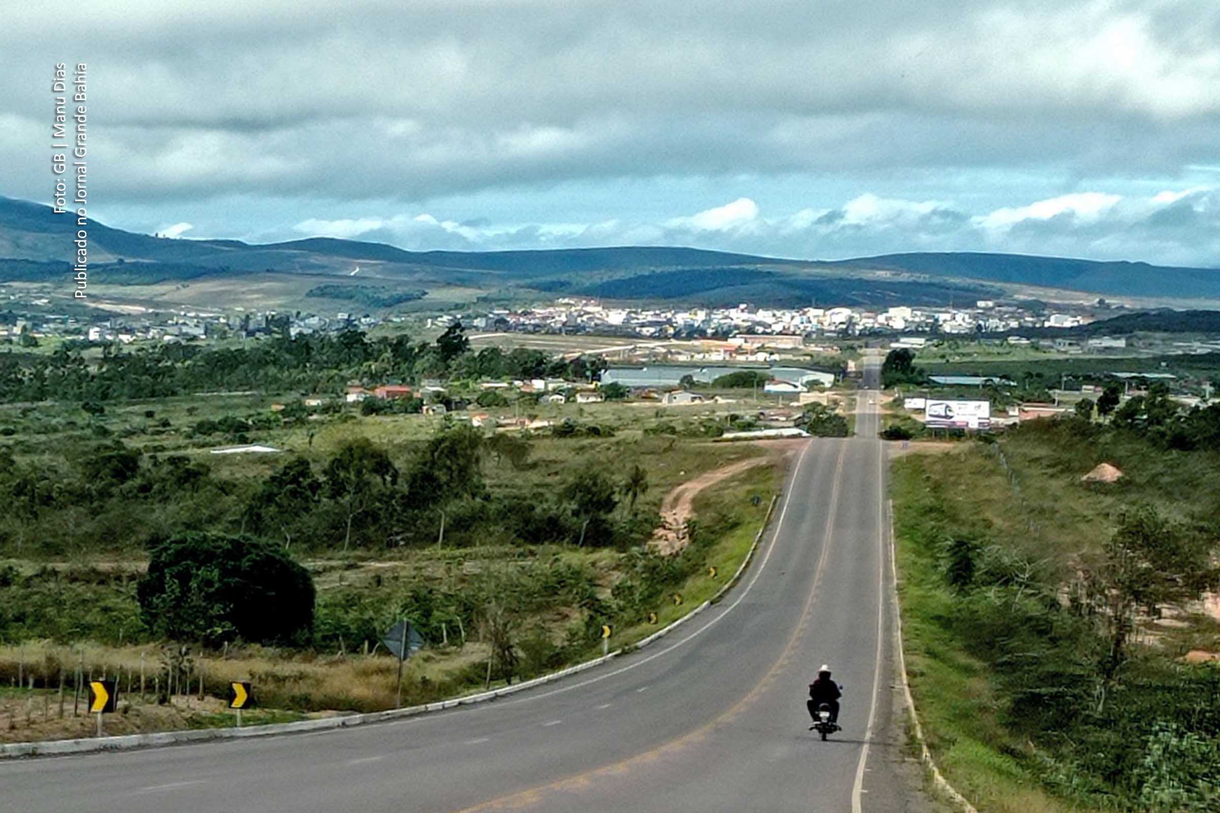 Governo Rui Costa entrega de Sistema Integrado de Abastecimento de Água, visita construção de nova unidade escolar, assina ordens de serviço para pavimentação de vias e construção de estádio de futebol e autoriza convênios, no município de Barra da Estiva.