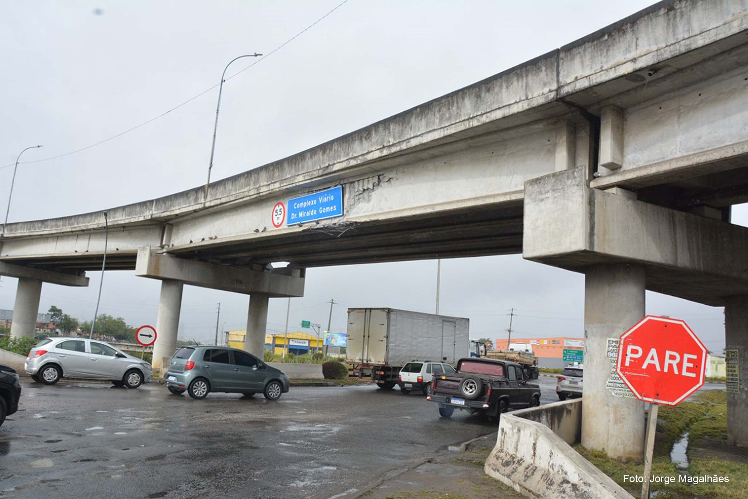 Incidente foi causado por impacto de um caminhão, que rompeu a estrutura de uma das vigas do viaduto.