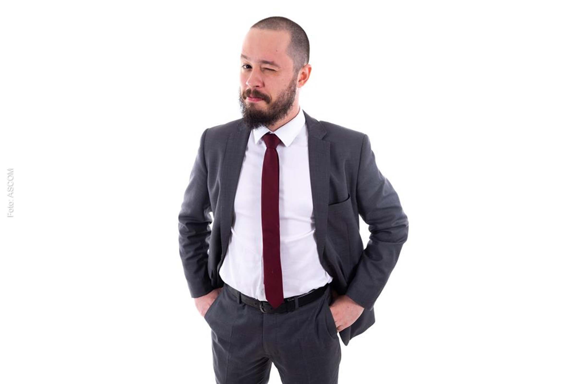 Victor Camejo estará em Salvador com o seu novo show solo ‘Política Para Leigos – Tudo o Que Você Precisa Pra Brigar no Grupo da Família’.