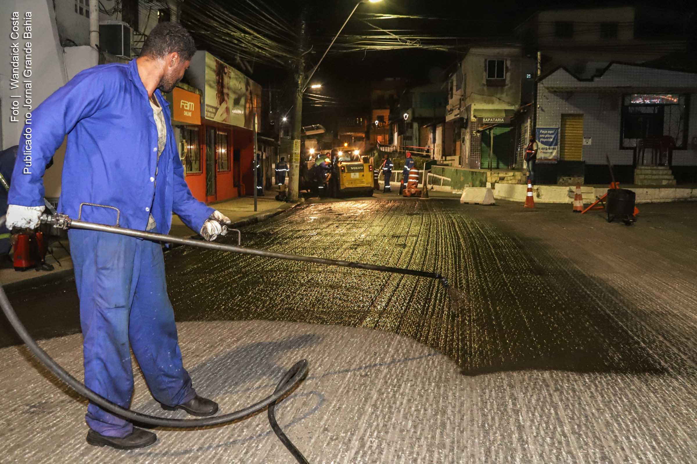 32 ruas de Lauro de Freitas são beneficiadas com serviço de pavimentação.