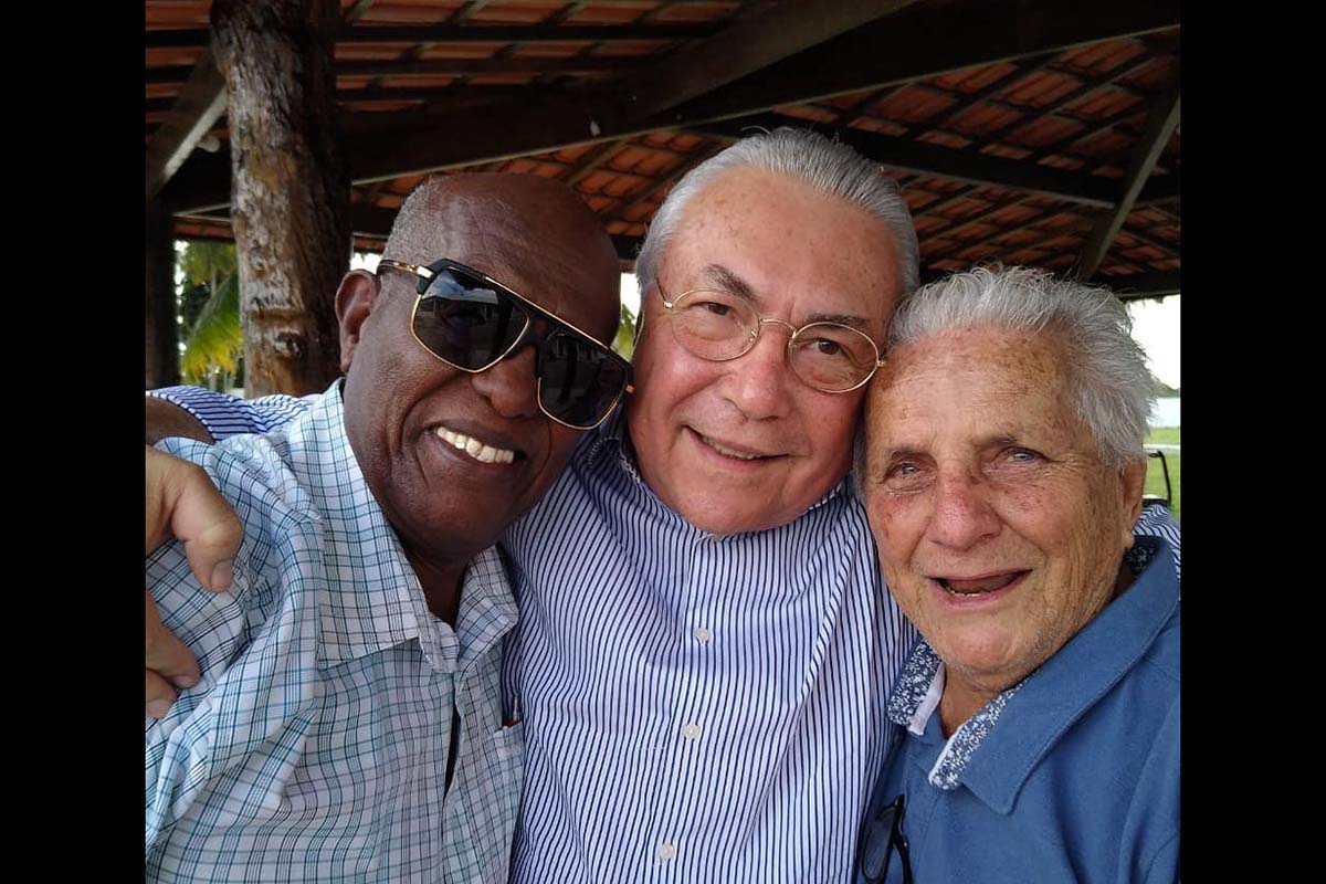 Hoje aniversario de Cloves Figueiredo com festa na Confraria dos Gastrônomos, ladeado por Justo Venancio e Cunha.