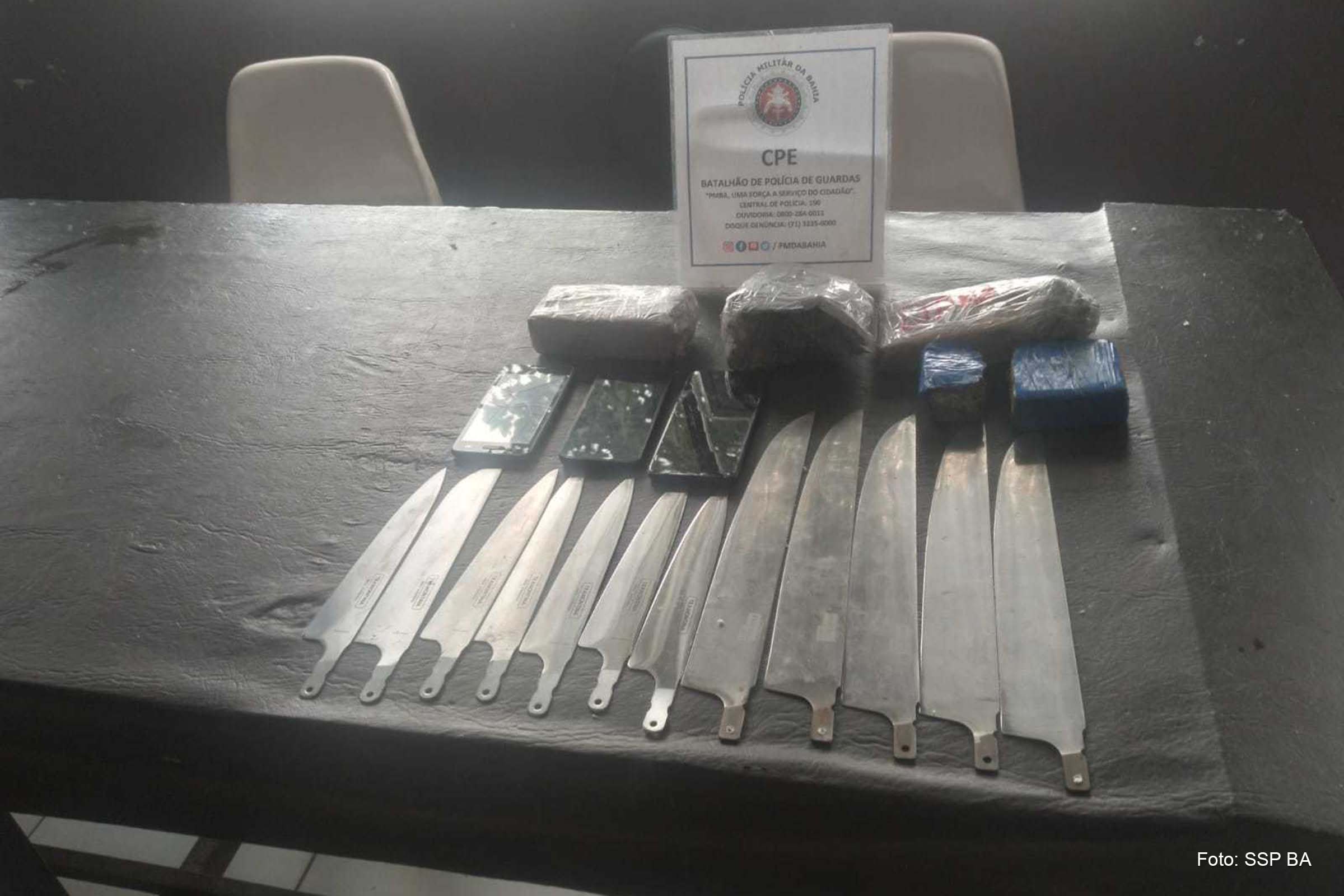Policiais encontraram, além das 12 facas, três aparelhos celulares e cerca de 1kg de maconha.