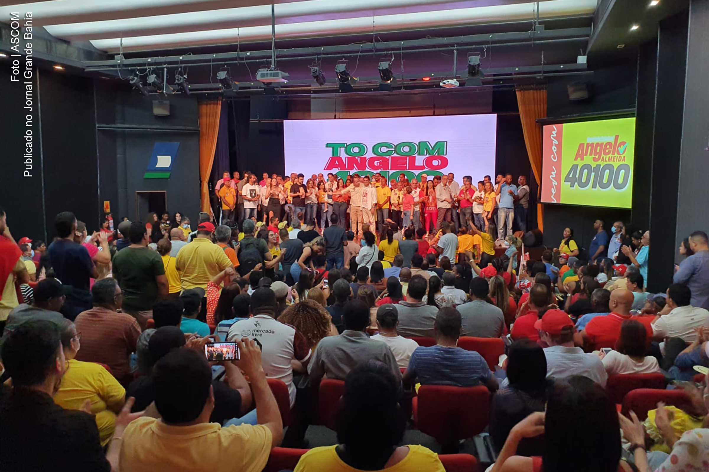 Deputado estadual Angelo Almeida (PSB) apresenta campanha de reeleição durante reunião no teatro da CDL de Feira de Santana.