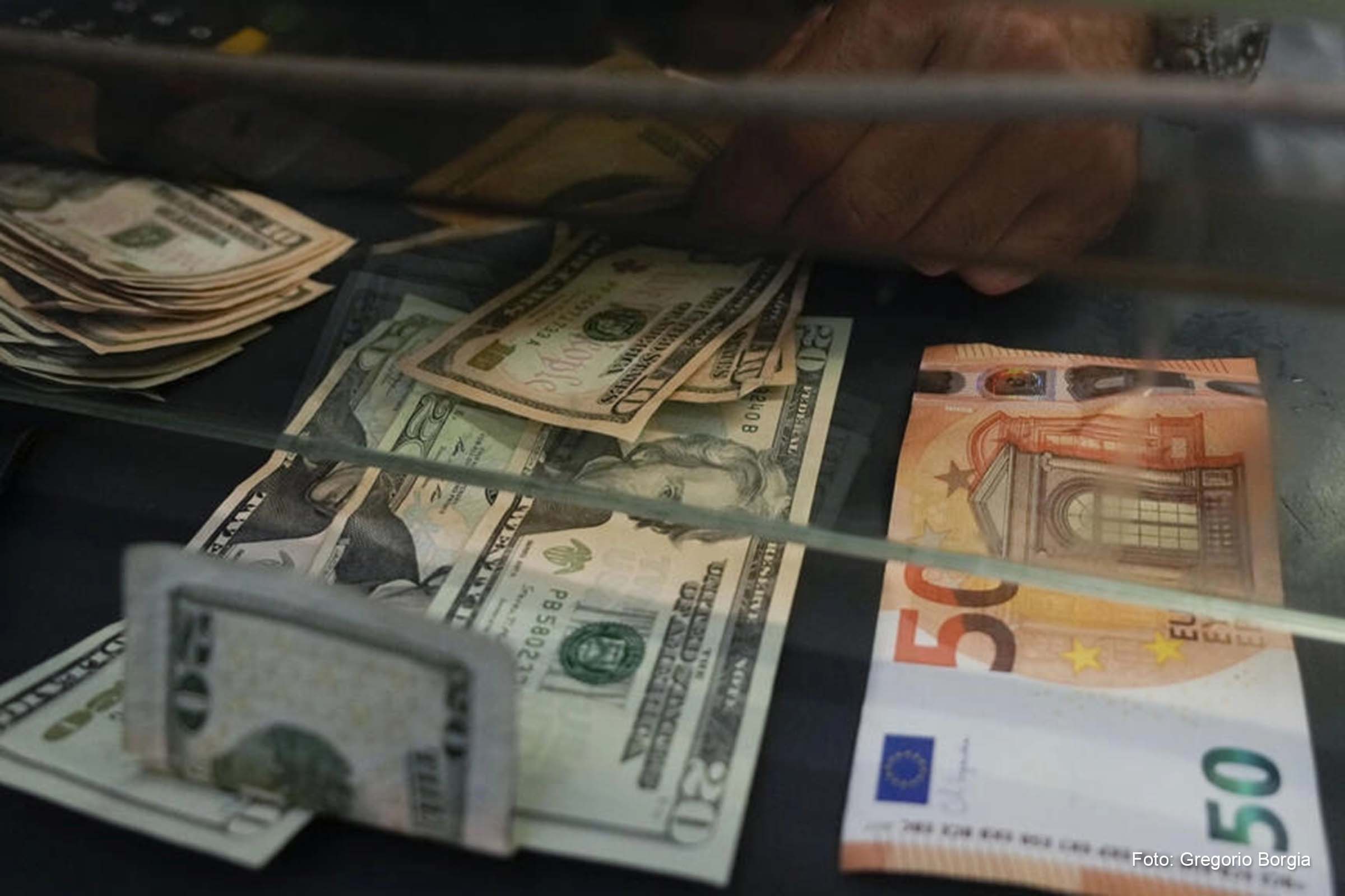 Moeda comum é pressionada pela crise energética que ameaça mergulhar a Europa em uma forte recessão.