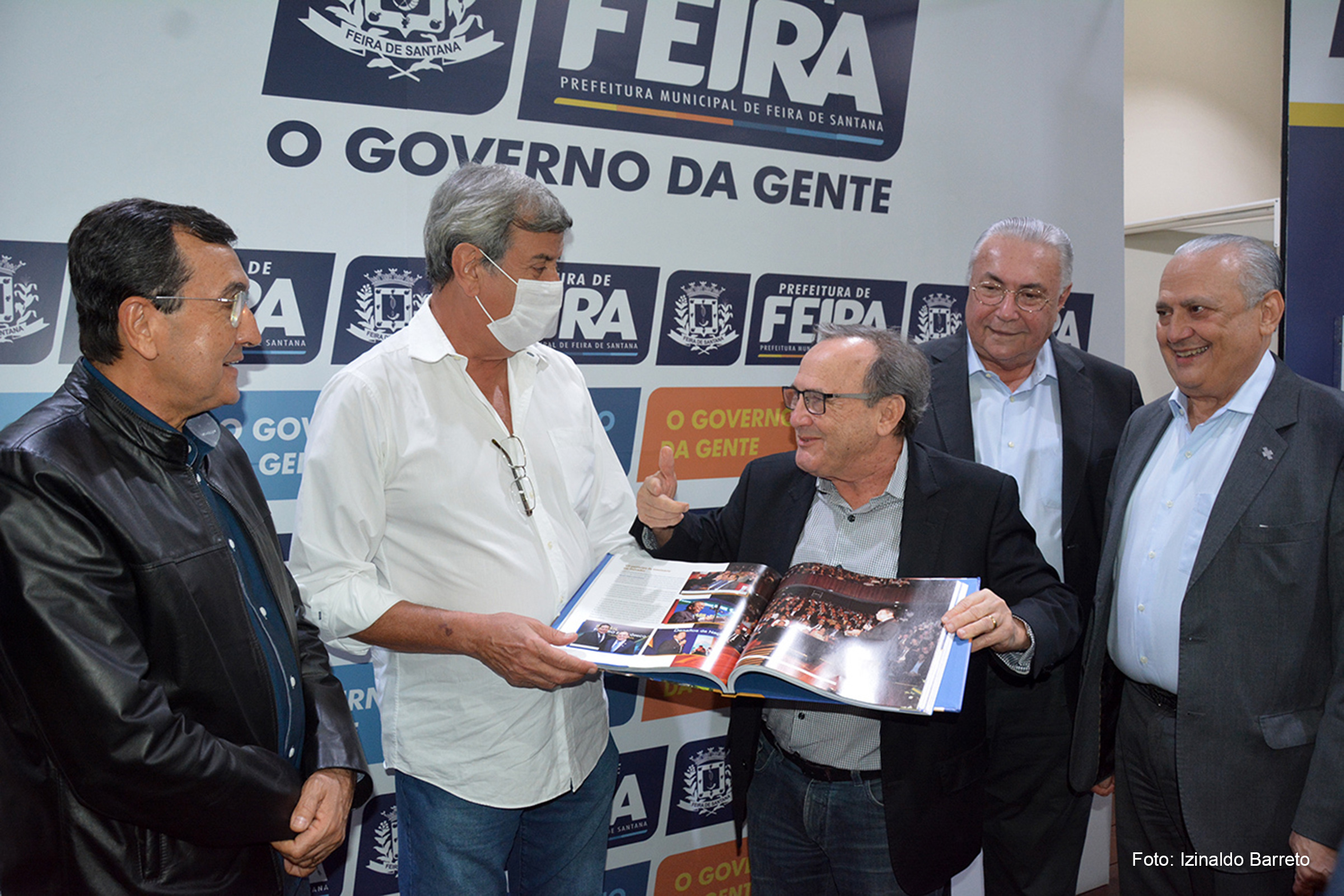 Prefeito Colbert Martins, vice-prefeito Fernando de Fabinho e Carlos Andrade, presidente do Conselho do Sebrae e ex-presidente da Fecomércio participaram de solenidade que firmou convênio.