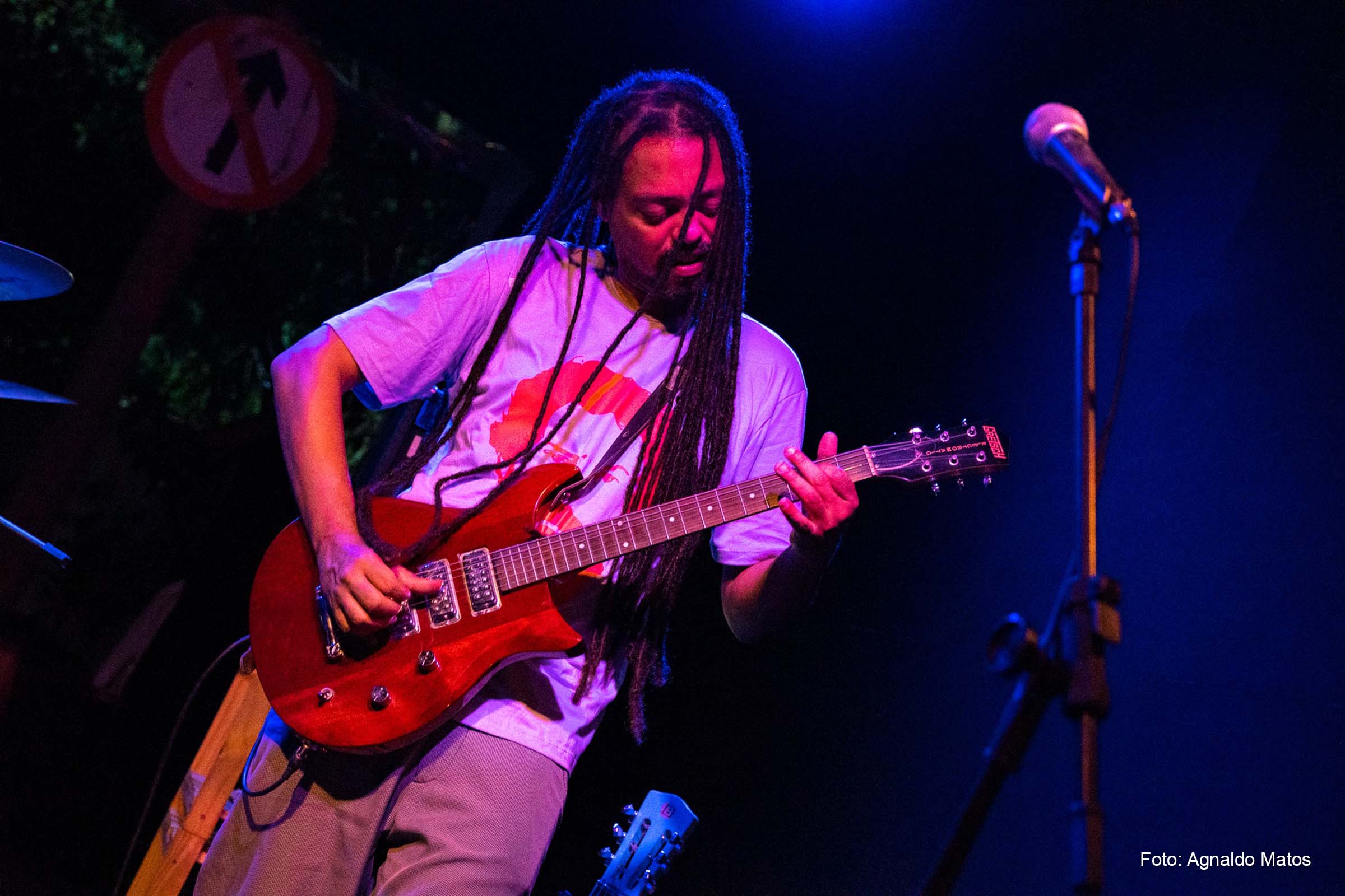 No show ‘Ibero Blues’, o músico Julio Caldas toca guitarra, lap steel e canta ao lado do baixista Gilmario Celso, do baterista Brian Knave e de Rogerio Ferrer, no piano.