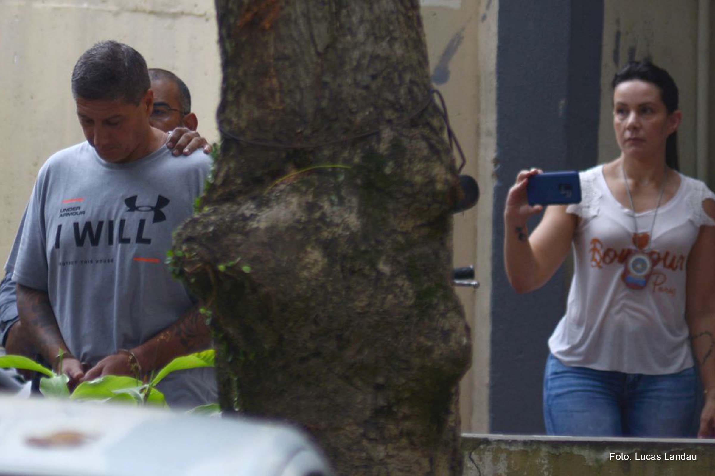 Ronnie Lessa, suspeito do assassinato da vereadora Marielle Franco, é escoltado por um policial quando ele deixa o departamento de homicídios para prestar depoimento na justiça Rio de Janeiro.