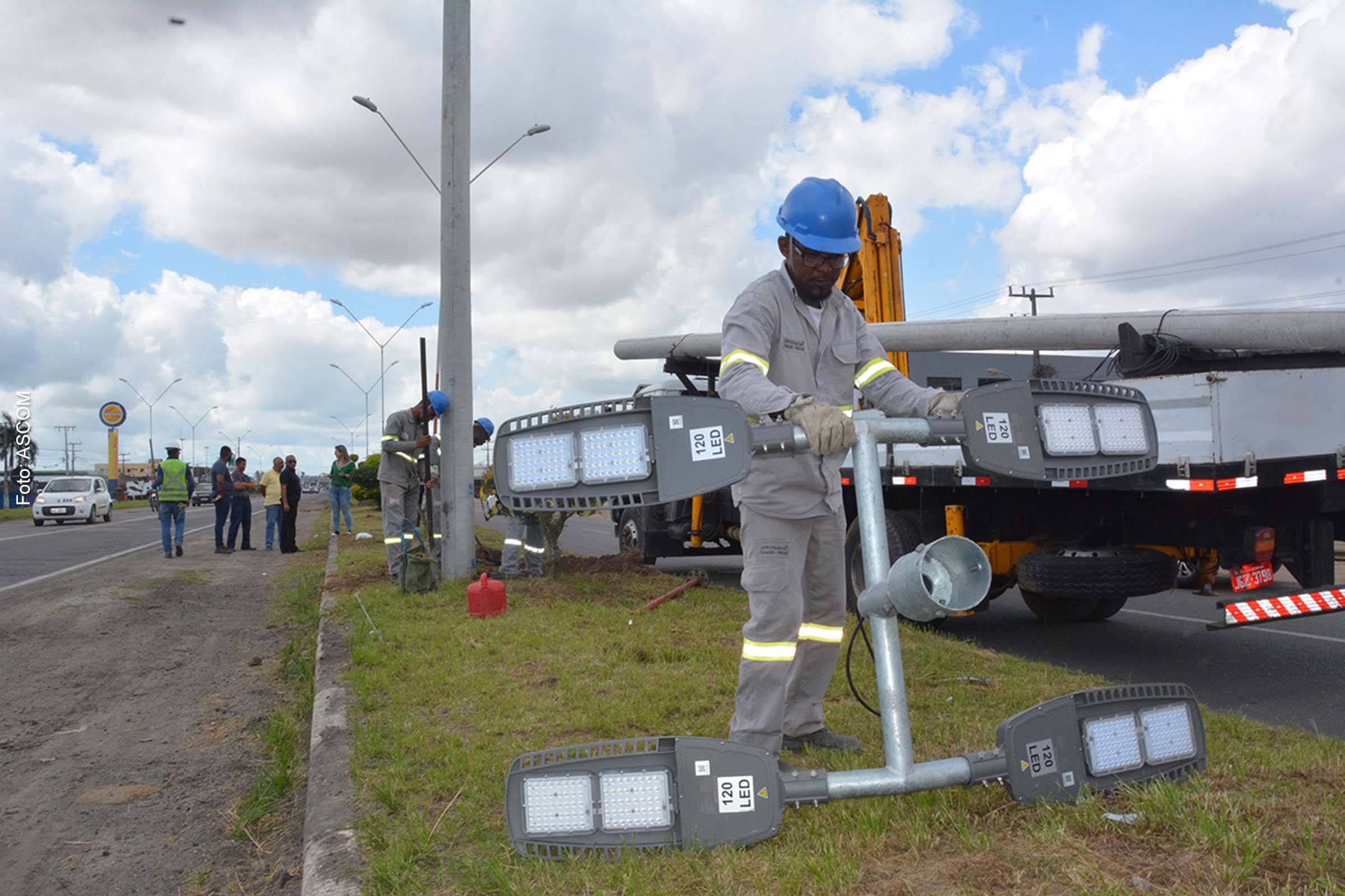 Serão instaladas 41 torres - sendo 17 de um lado e 24 do outro, com 4 lâmpadas LED de 120 watts cada uma.
