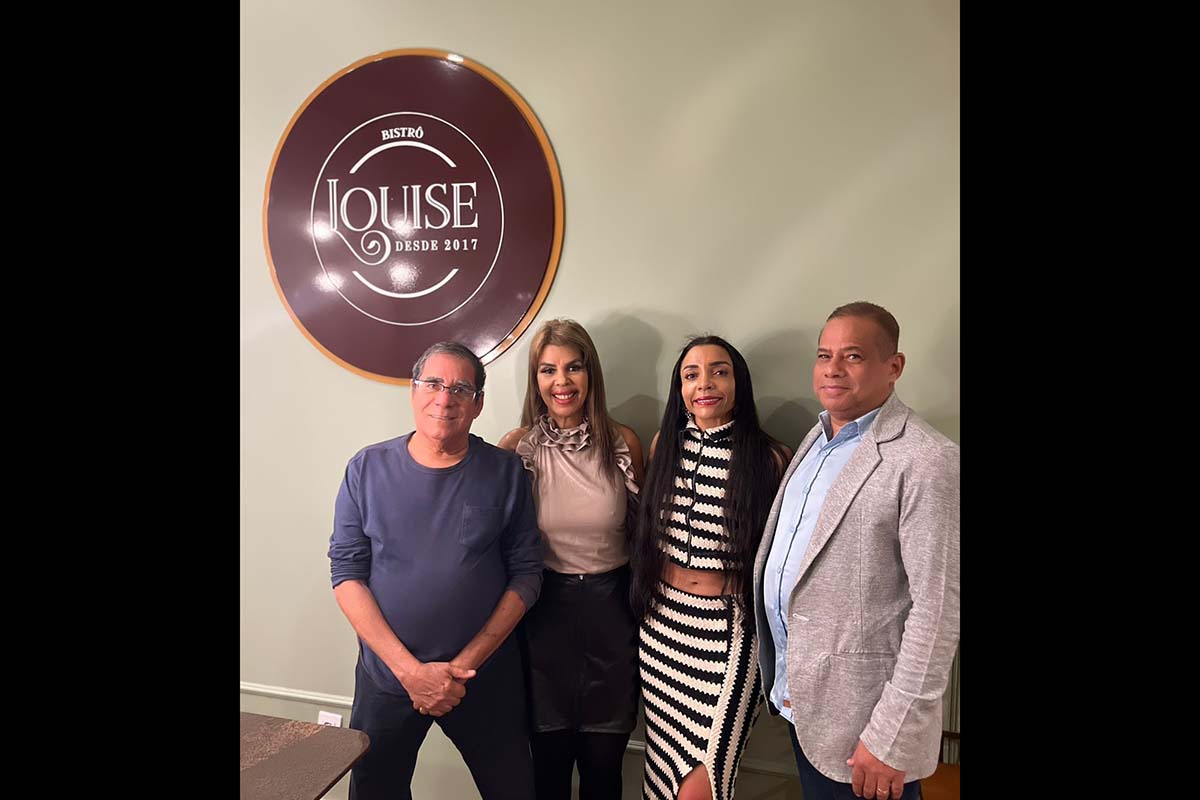 Louise Arapiraca e Albertone Arapiraca, que capitaneiam o Bristô Louise ladeados pelo jornalista Larangeira e Kika.