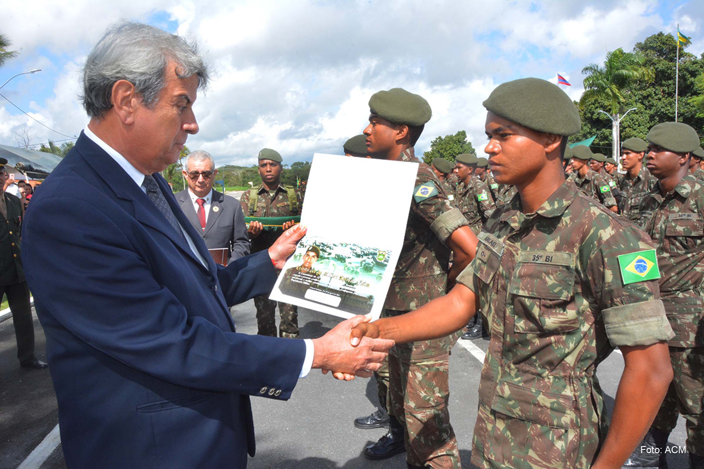 Colbert Martins participou da solenidade alusiva ao Dia do Soldado realizada no 35º Batalhão de Infantaria, na manhã desta sexta-feira (26/08/2022).
