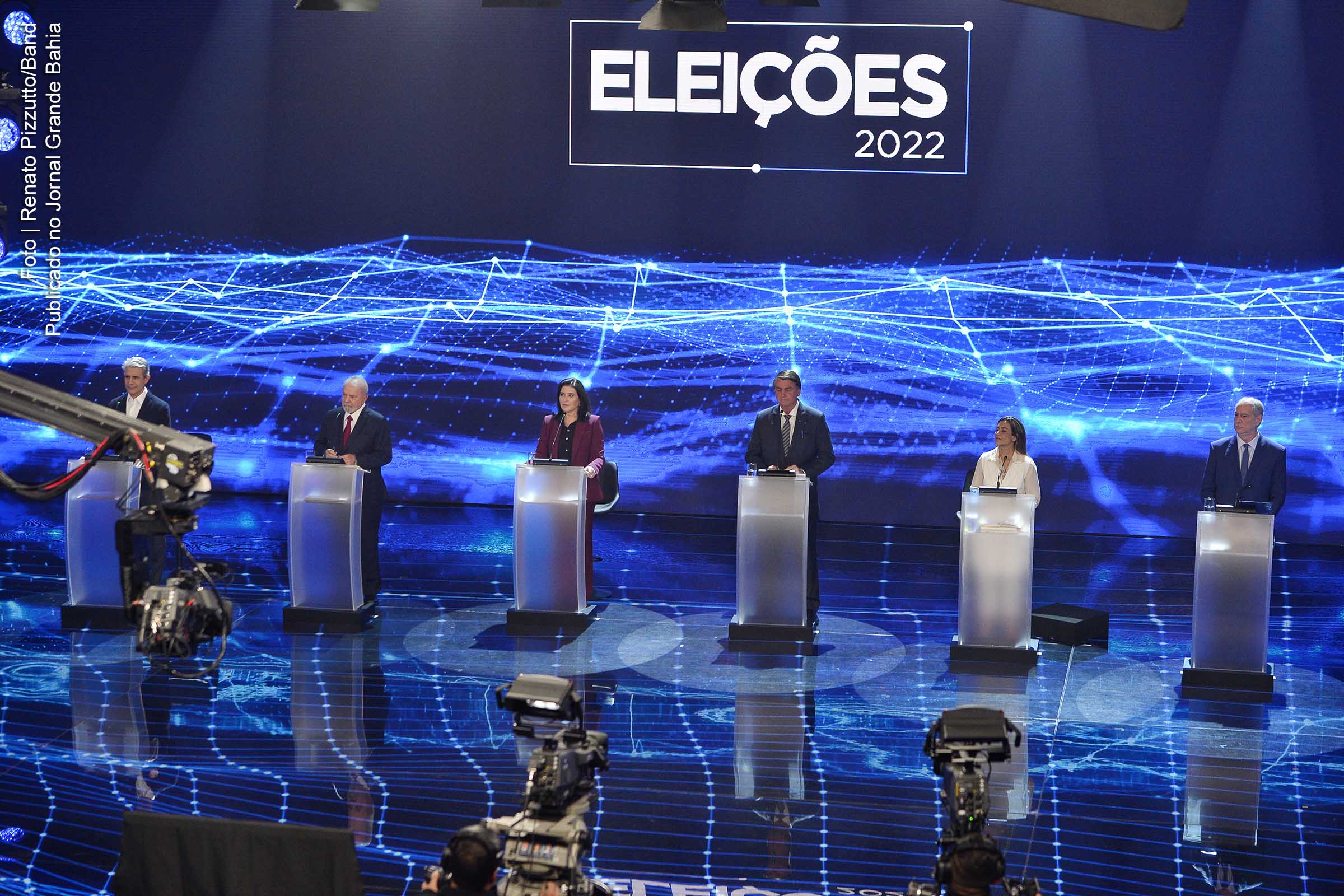 Primeiro debate promovido nas Eleições 2022 com os candidatos a presidente da República Luiz Felipe D'Avila (Novo), Luiz Inácio Lula da Silva (PT), Simone Tebet (MDB), Jair Bolsonaro (PL), Soraya Thronicke (União Brasil) e Ciro Gomes (PDT).