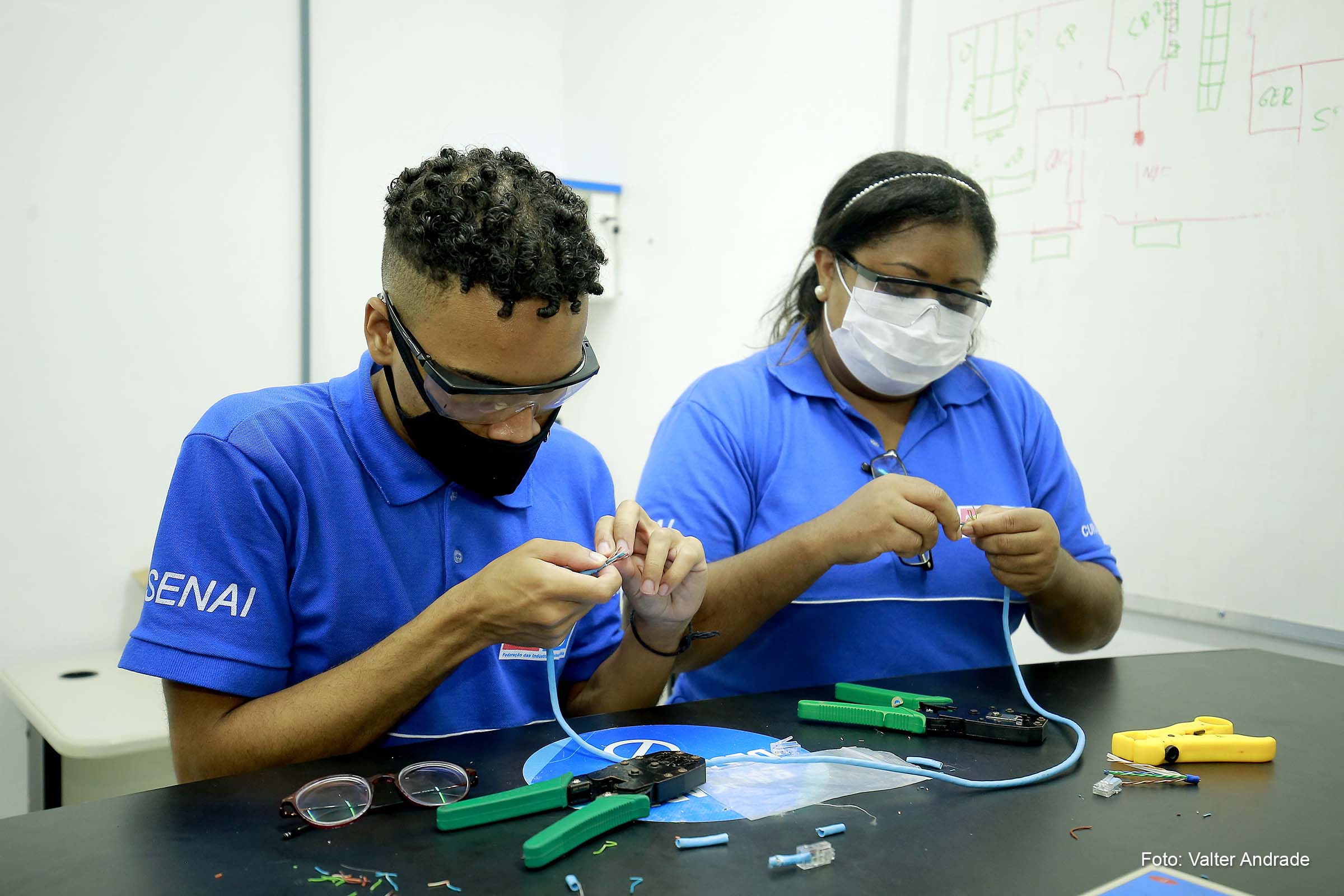 SENAI conta com uma Fábrica de Kits educacionais, o que possibilita levar material didático para qualquer localidade.