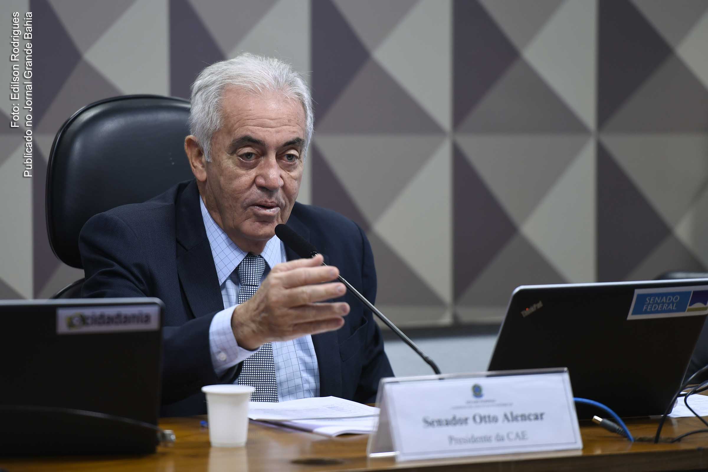 Senador Otto Alencar elogia decisão que garante recurso a profissionais da saúde que tiveram covid-19.