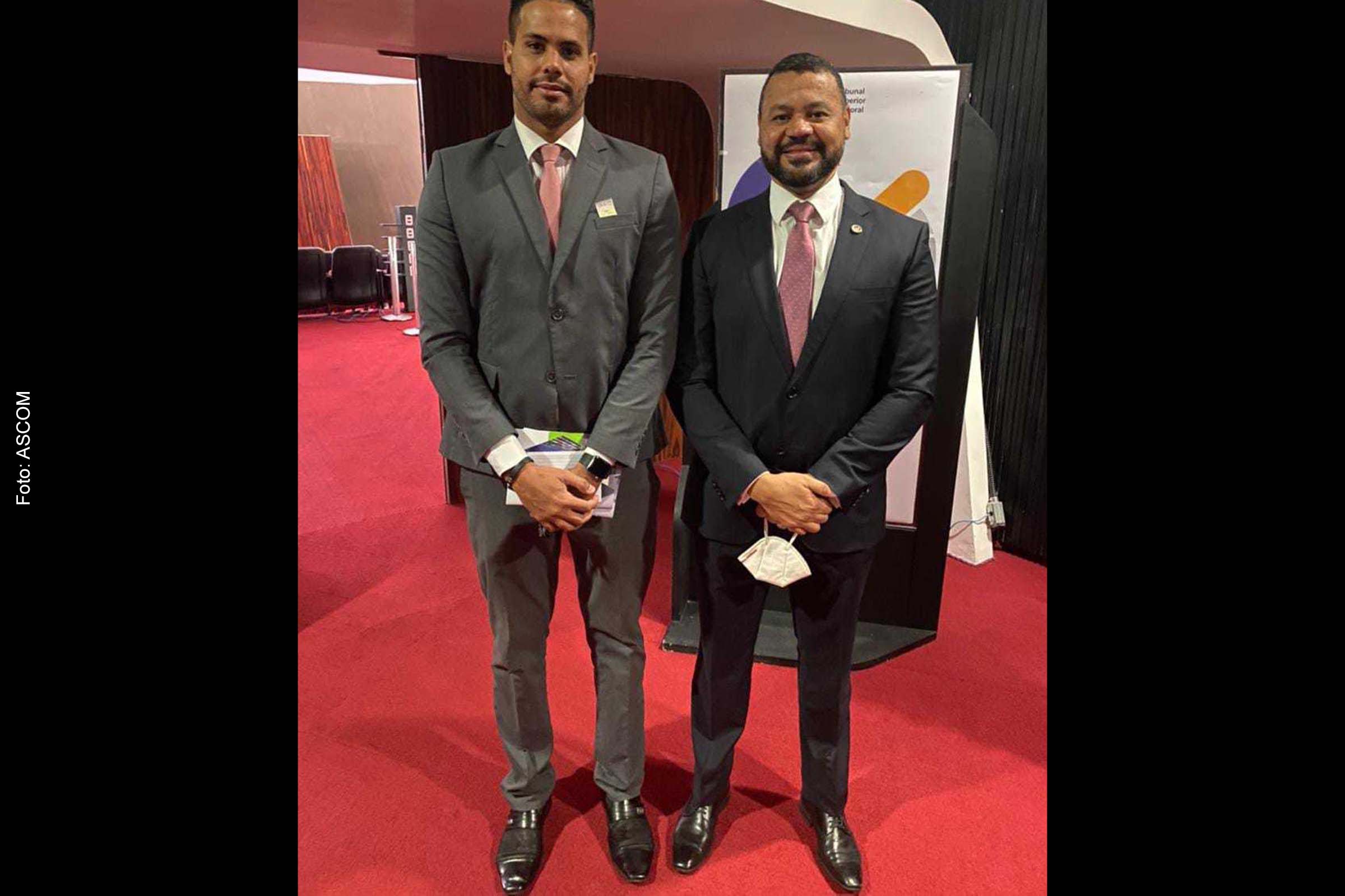 Thiago Bianchi e Sidney Sá das Neves em evento no Pleno do Conselho Federal da OAB, em Brasília.