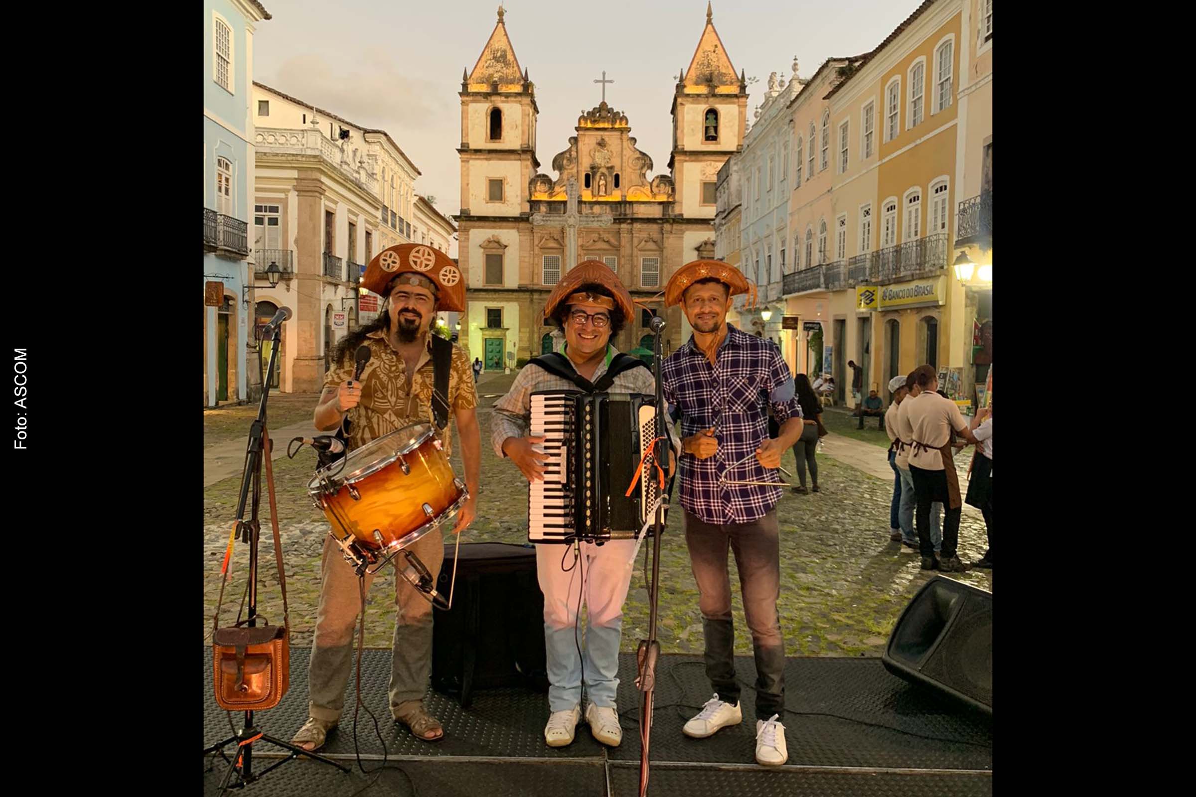 Gel Barbosa faz temporada de shows no Largo do Cruzeiro do São Francisco, junto ao Trio Nordestino.