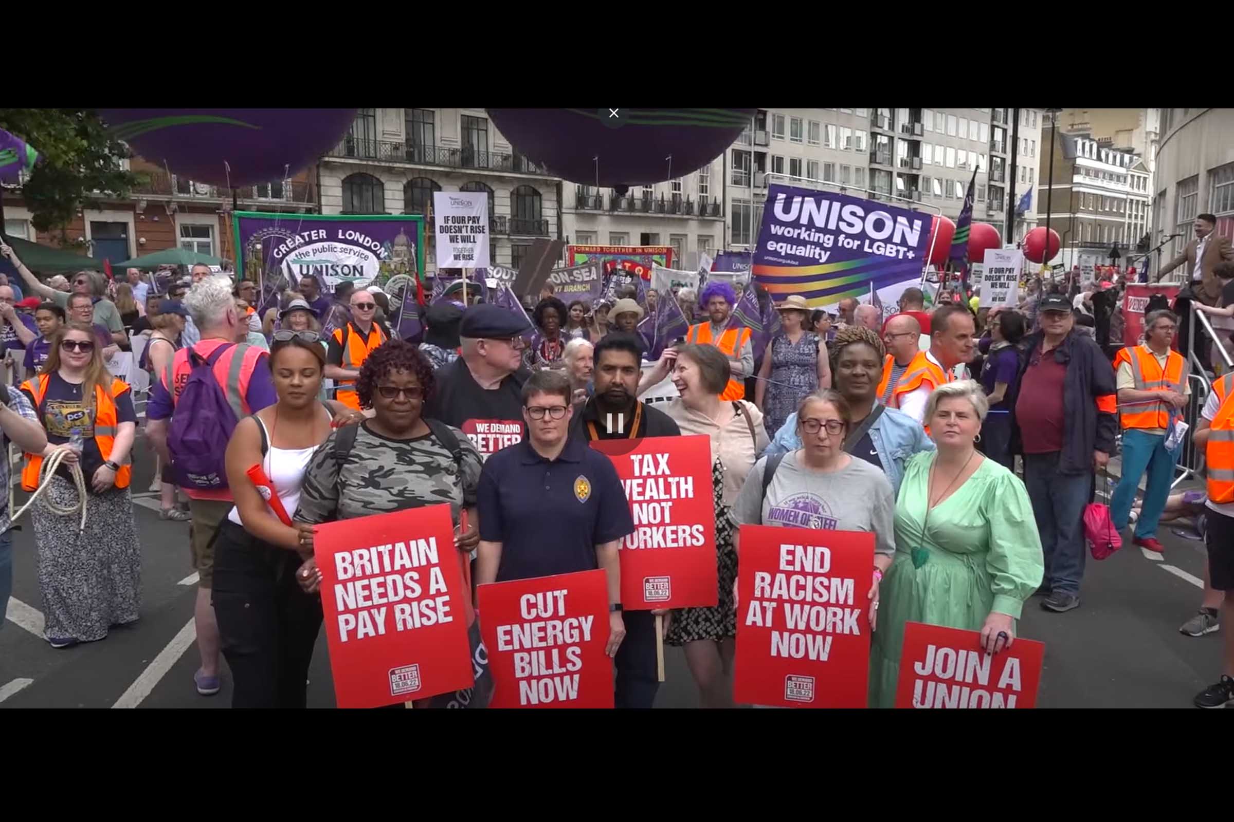 Manifestação contra a inflação, em Londres, capital da Inglaterra.