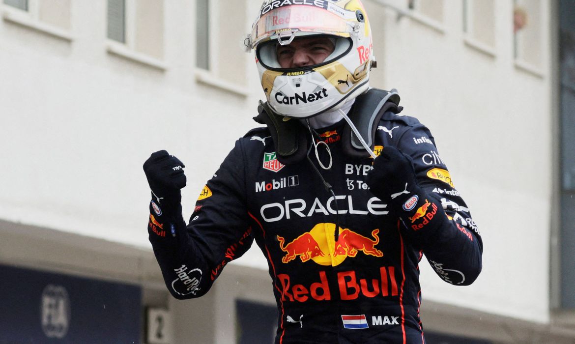 Holandês Max Verstappen, da RBR, largou em décimo lugar, rodou sozinho na volta 42, mas conseguiu se recuperar.
