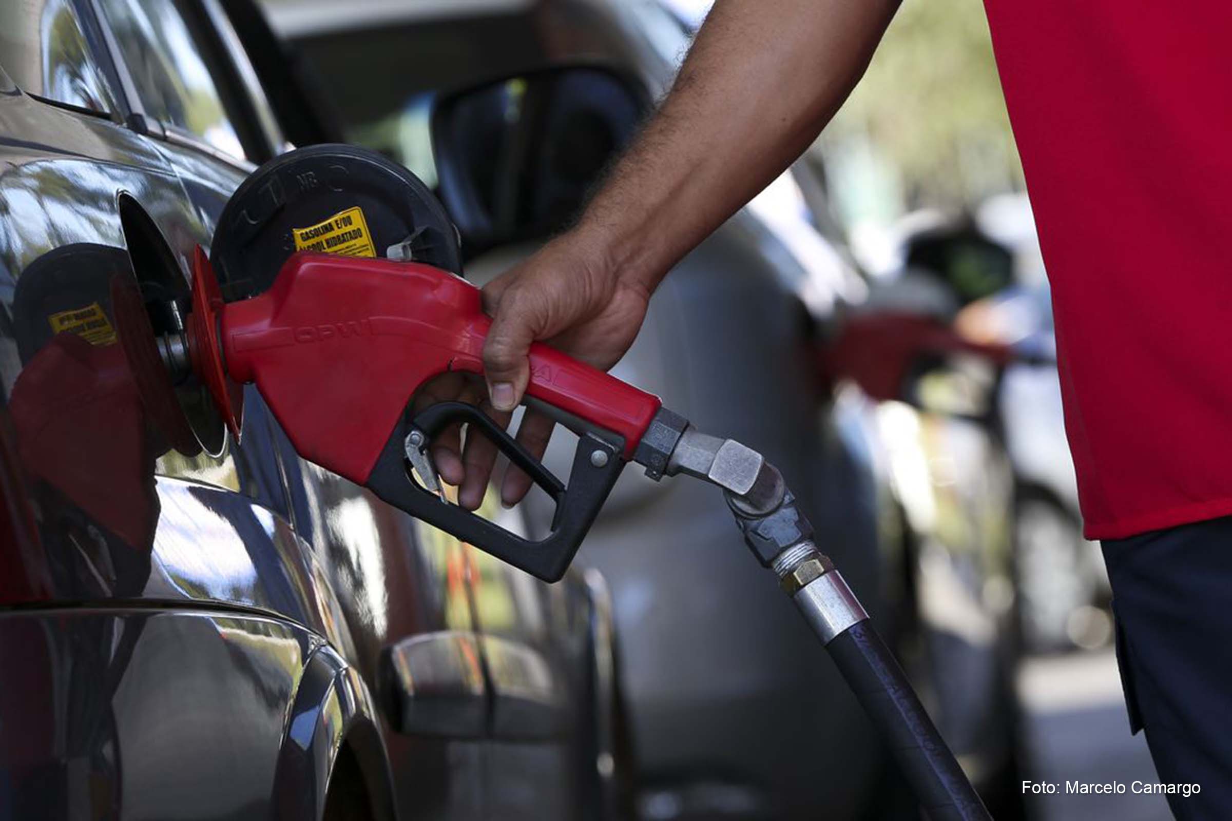 O combustível ficará R$ 0,18 mais barato por litro, passando de R$ 3,71 para R$ 3,53.