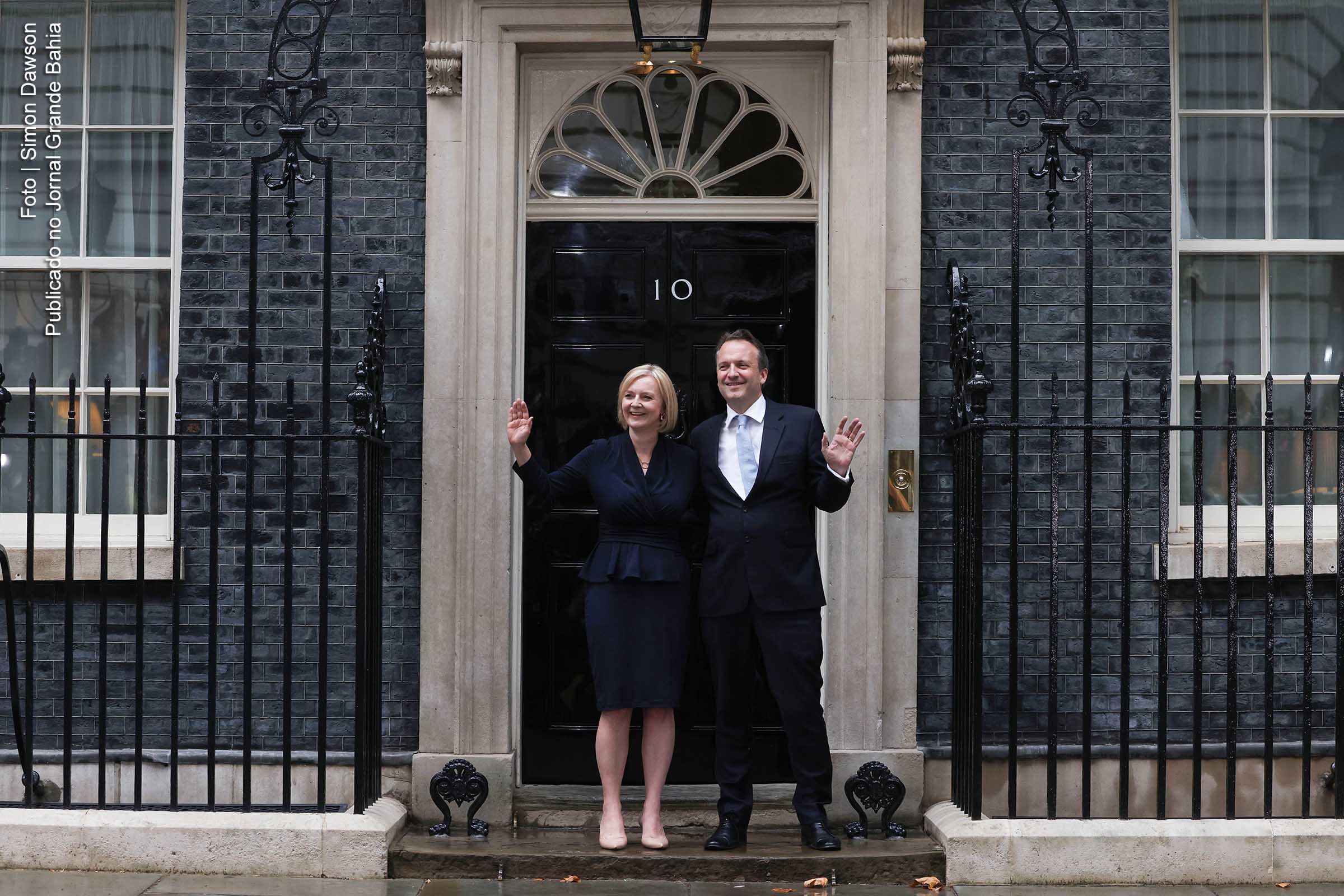 A recém-eleita primeira-ministra, Liz Truss, chega ao número 10 da Downing Street após uma audiência com Sua Majestade a Rainha Elizabeth II em Balmoral, Escócia.