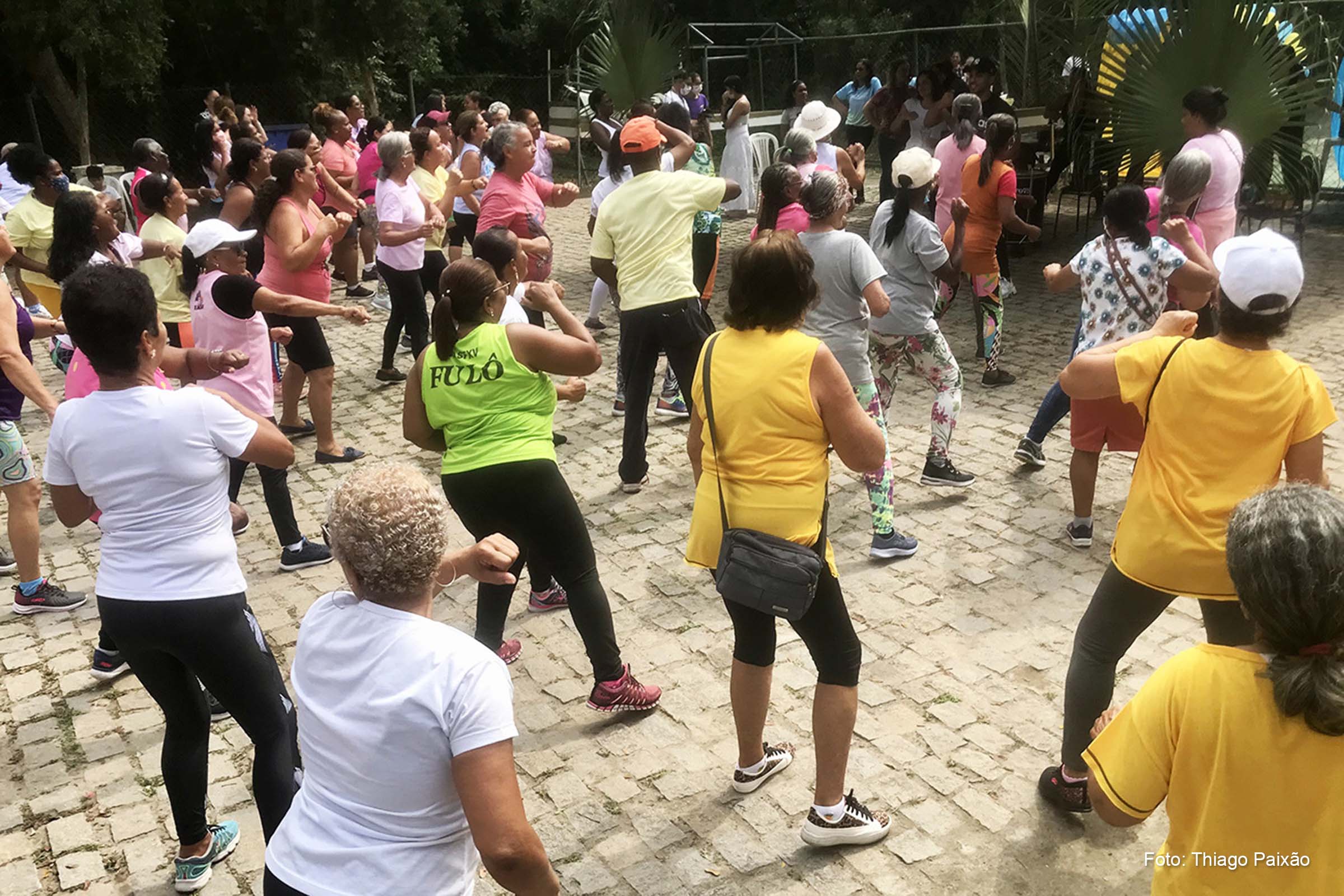 Idosos se divertiram dançando no ritmo do swing baiano e aproveitam para curtir a banda Pagode Zero75.