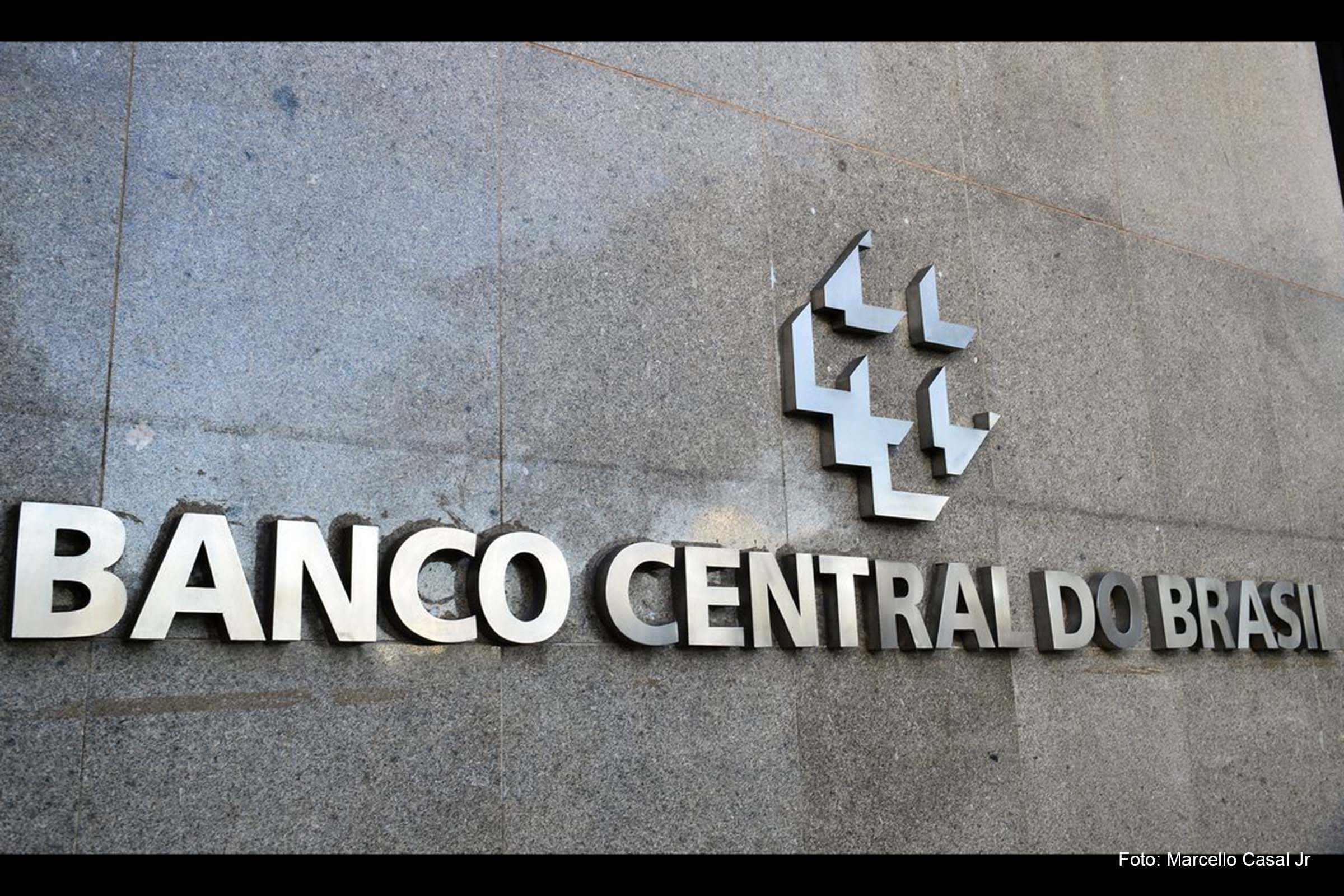 Em comunicado, o COPOM informou que continuará a monitorar a economia e poderá voltar a subir a taxa Selic caso a inflação não caia como esperado.