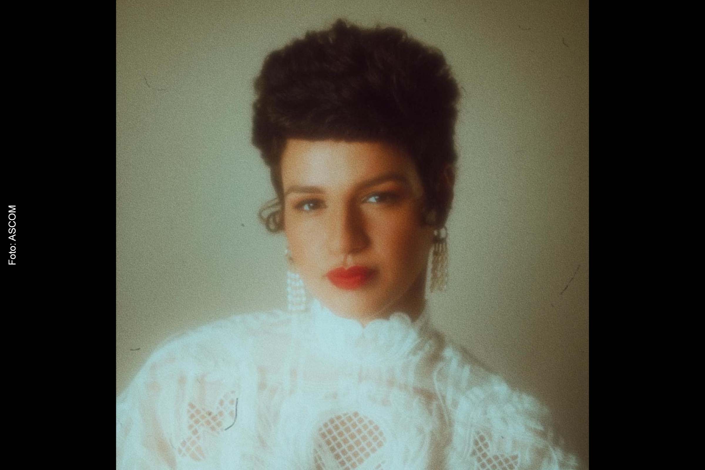 Natural de Vitória da Conquista, Ana Barroso traz em sua bagagem referências que passeiam desde as cantoras de rádio, até o cancioneiro popular de sua região.