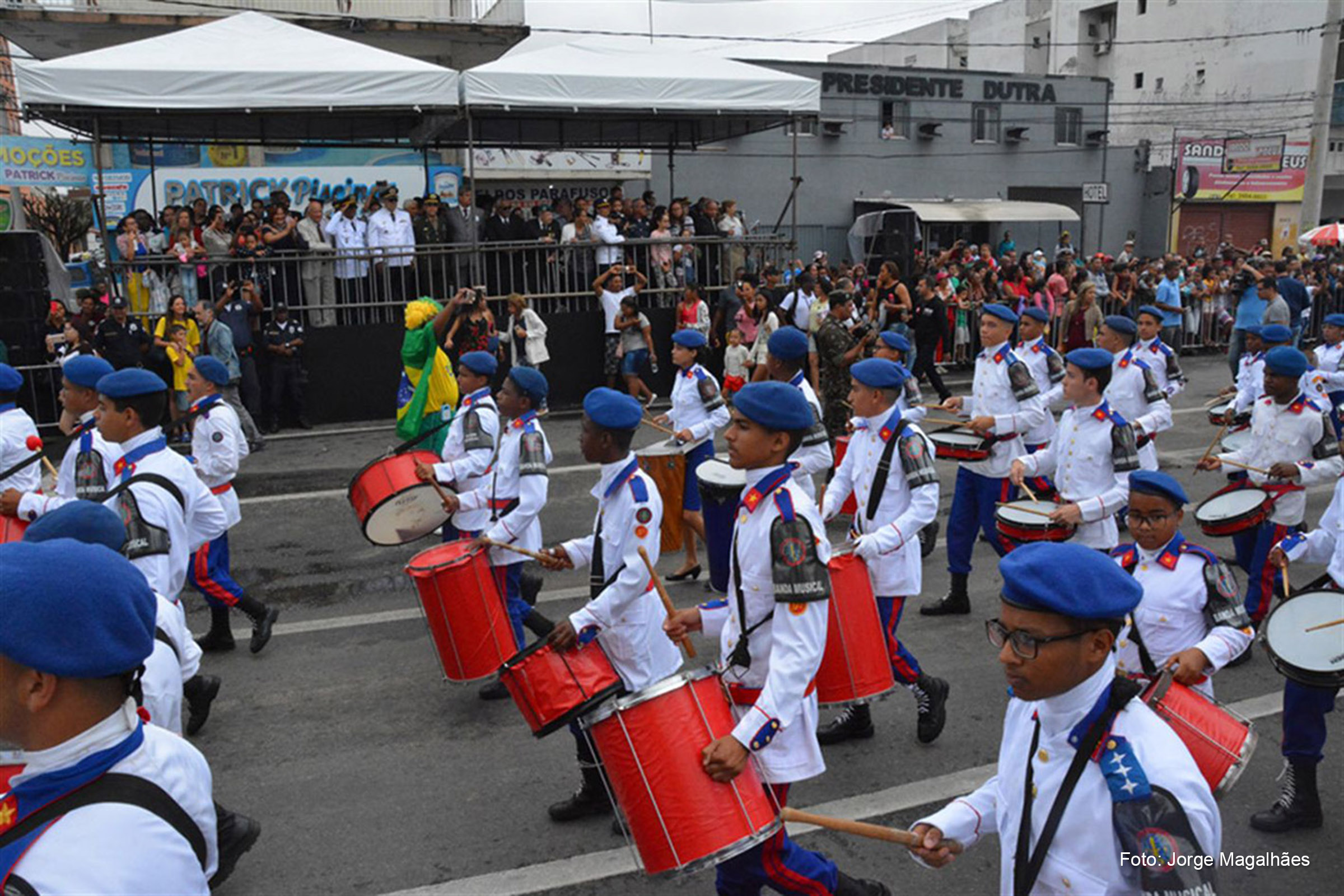 Para a realização do desfile, a Avenida Presidente Dutra será totalmente interditada das 6 às 13:30, pela Superintendência Municipal de Trânsito.