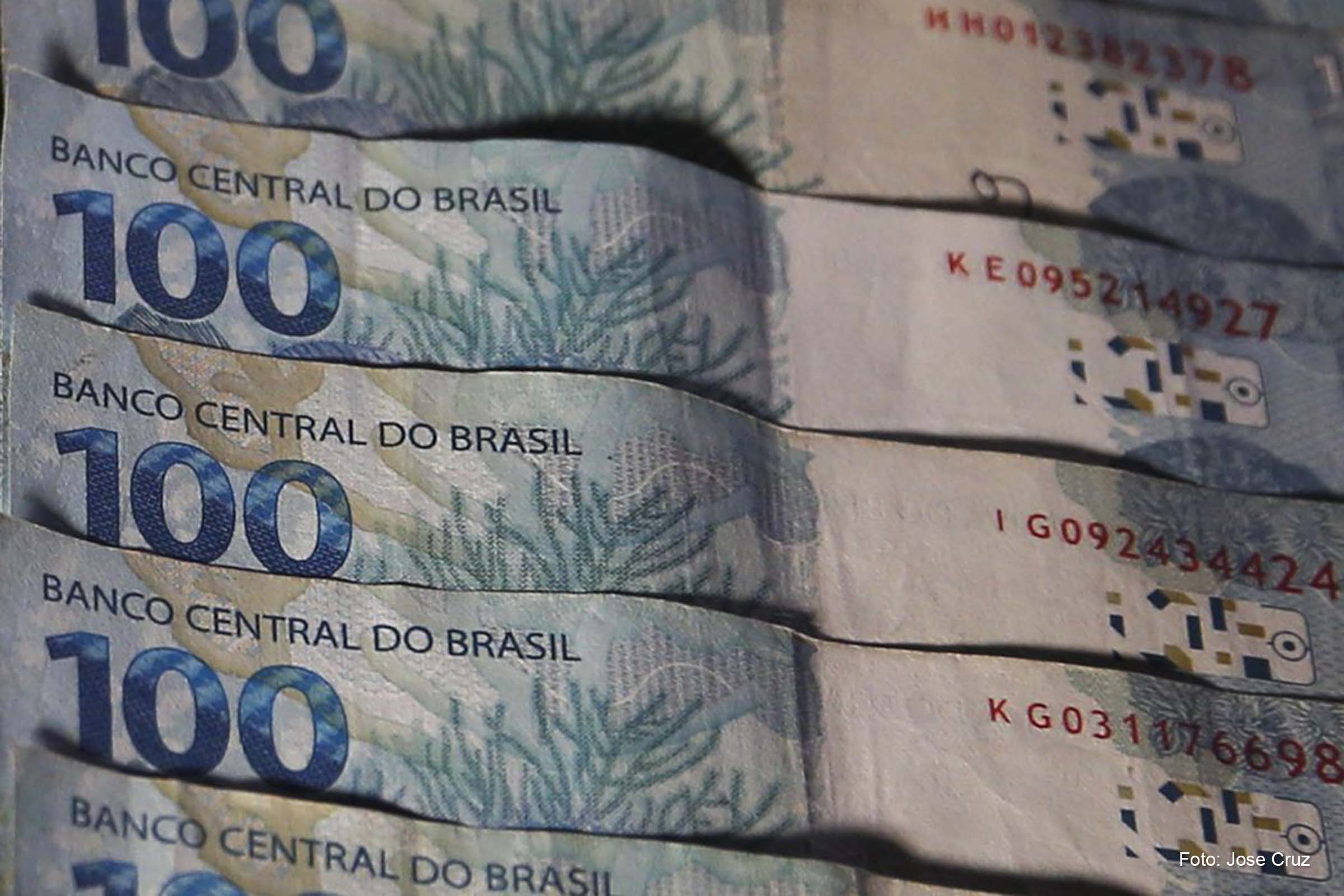 A melhora do resultado fiscal deve-se tanto à queda das despesas como ao crescimento das receitas.